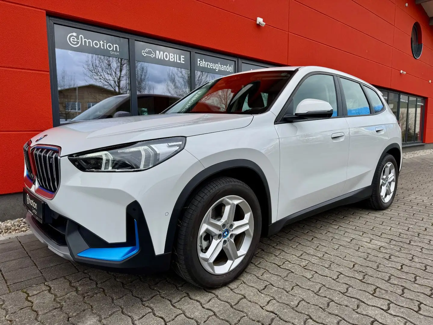 BMW iX1 30 xDrive*Kamera*DAB*Head-up*Komfort*DAB* Weiß - 1