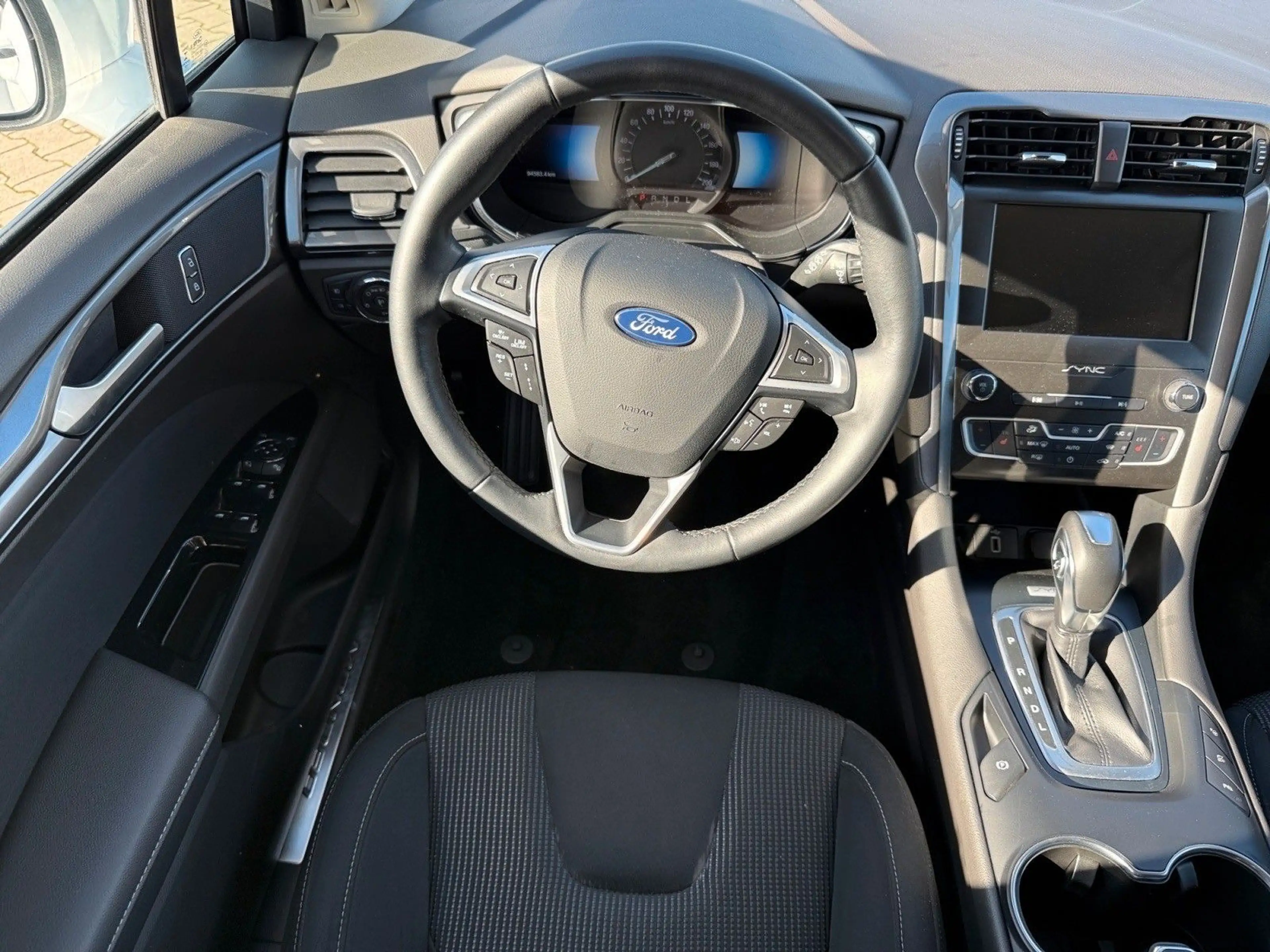 Ford Mondeo Turnier Hybrid — photo 12