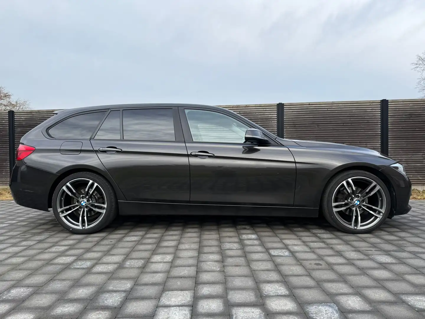 BMW 316 316d Touring Aut. Advantage Чорний - 2
