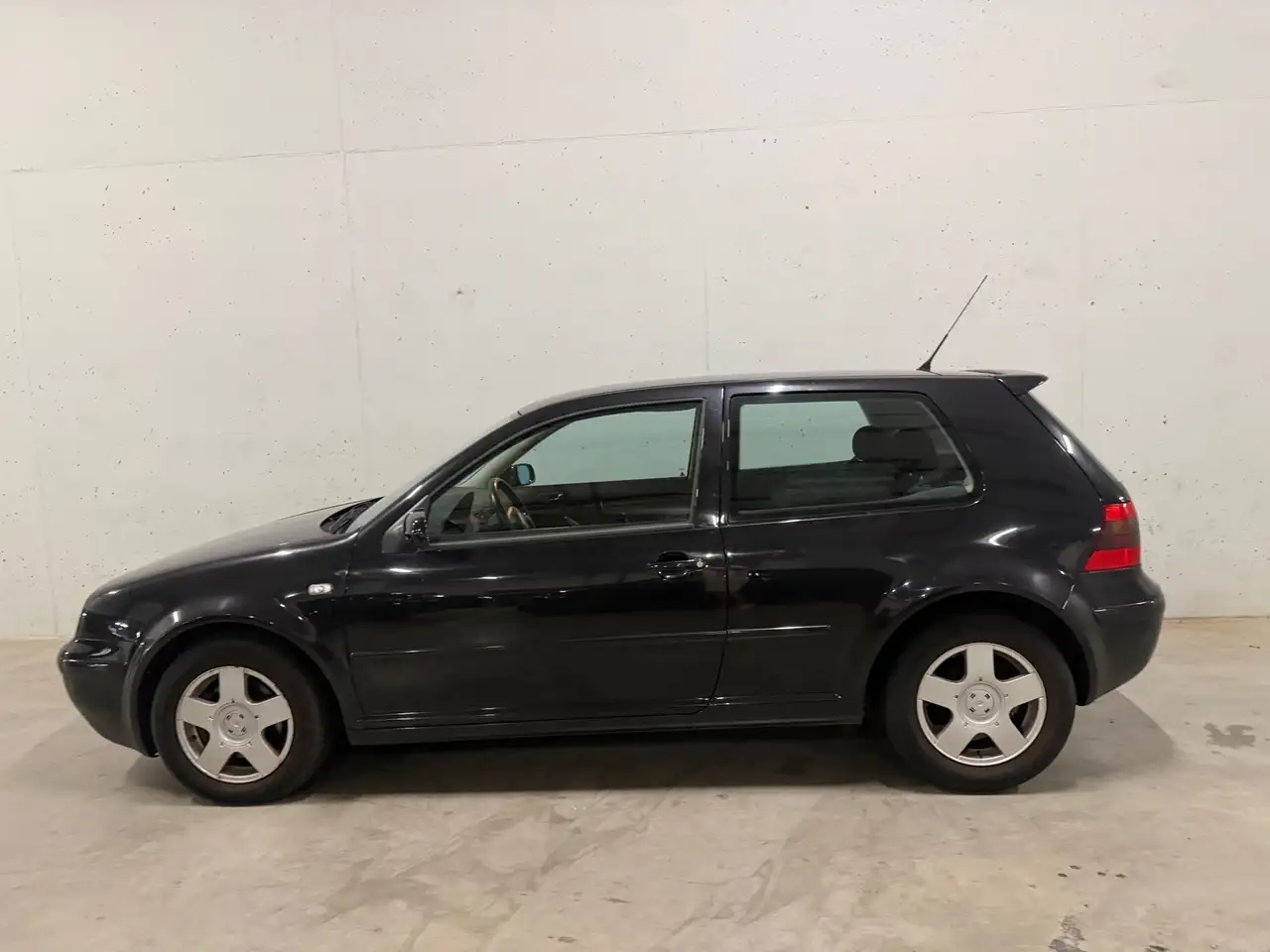 Volkswagen Golf 2.3 V5 Highline Nieuwe APK Dealer Onderhoud, foto 1