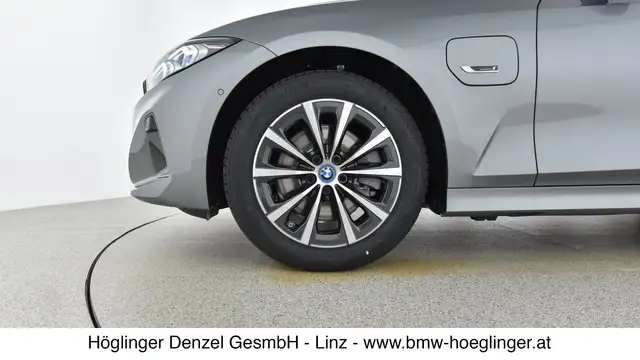 BMW 3 Series view 11