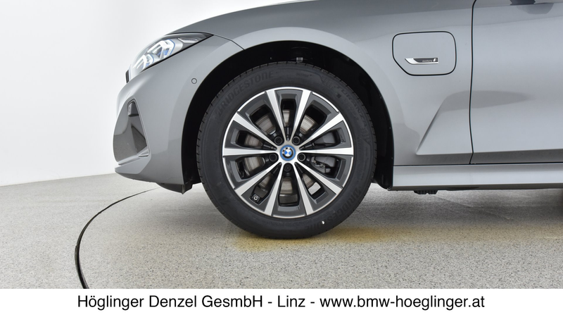 BMW 330 e xDrive — photo 11