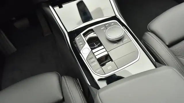 BMW 3 Series view 8