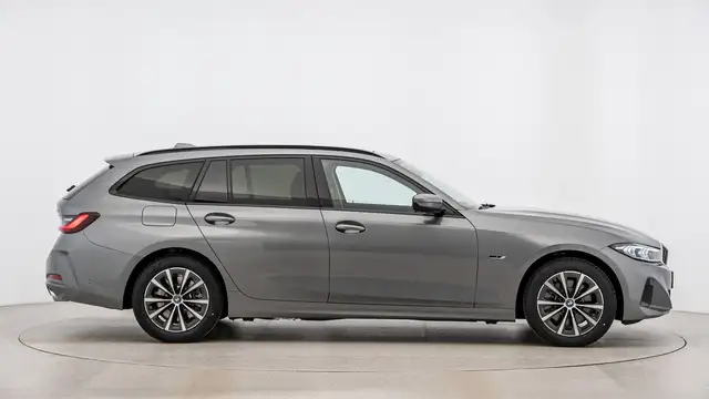 BMW 3 Series view 3