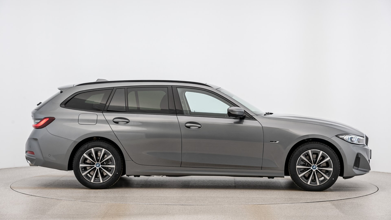 BMW 330 e xDrive — photo 3