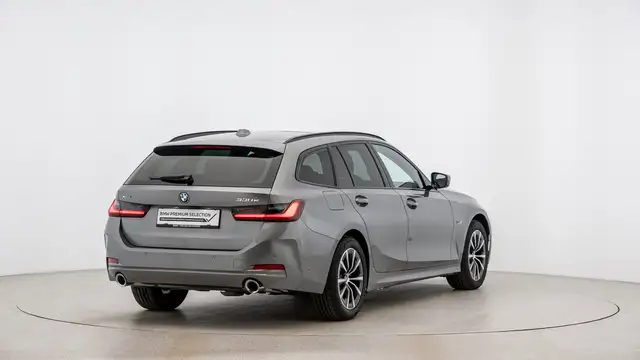 BMW 3 Series view 4