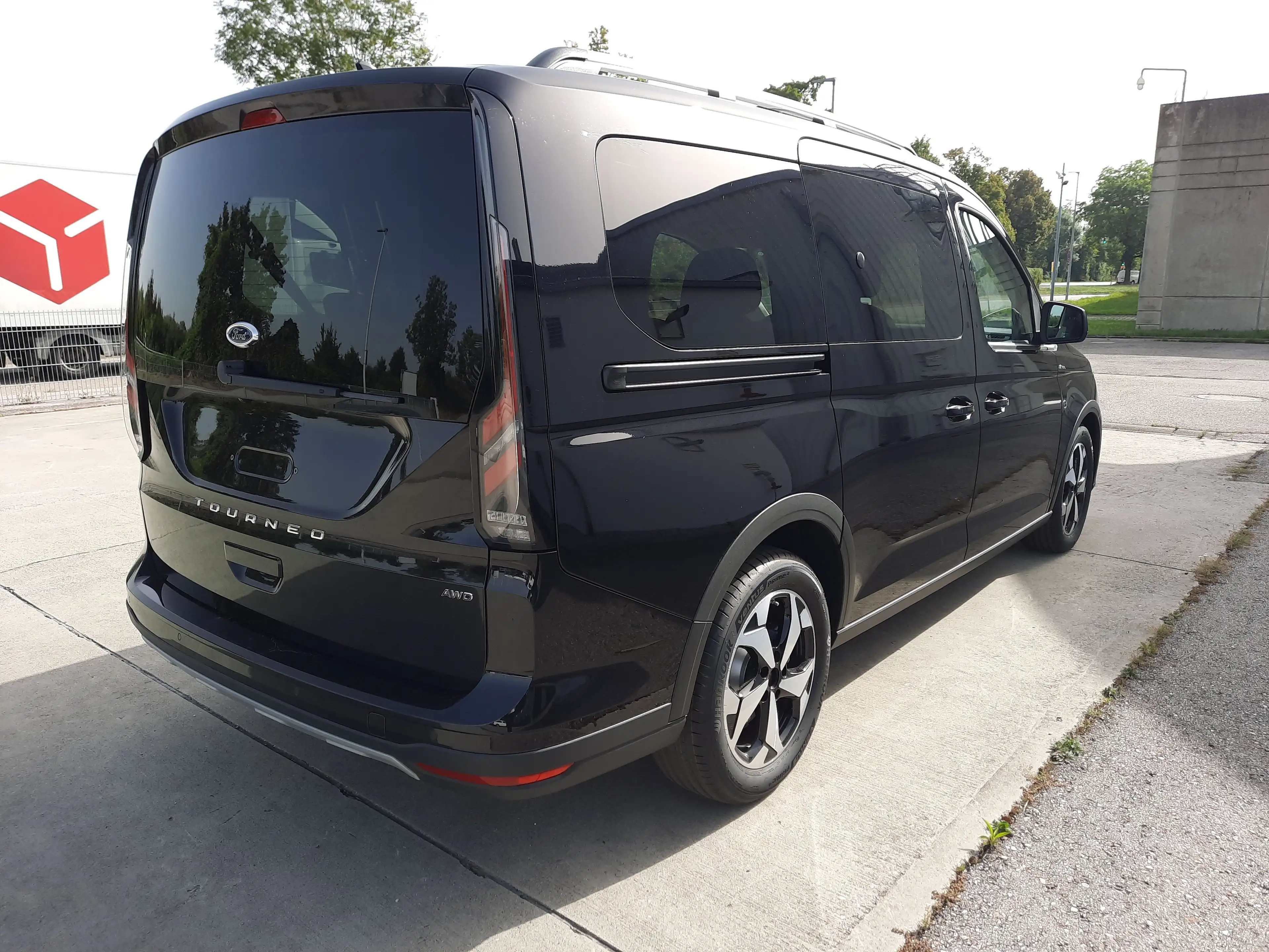 Ford Tourneo Connect 2.0 EcoBlue Active L2 AWD LED — photo 4