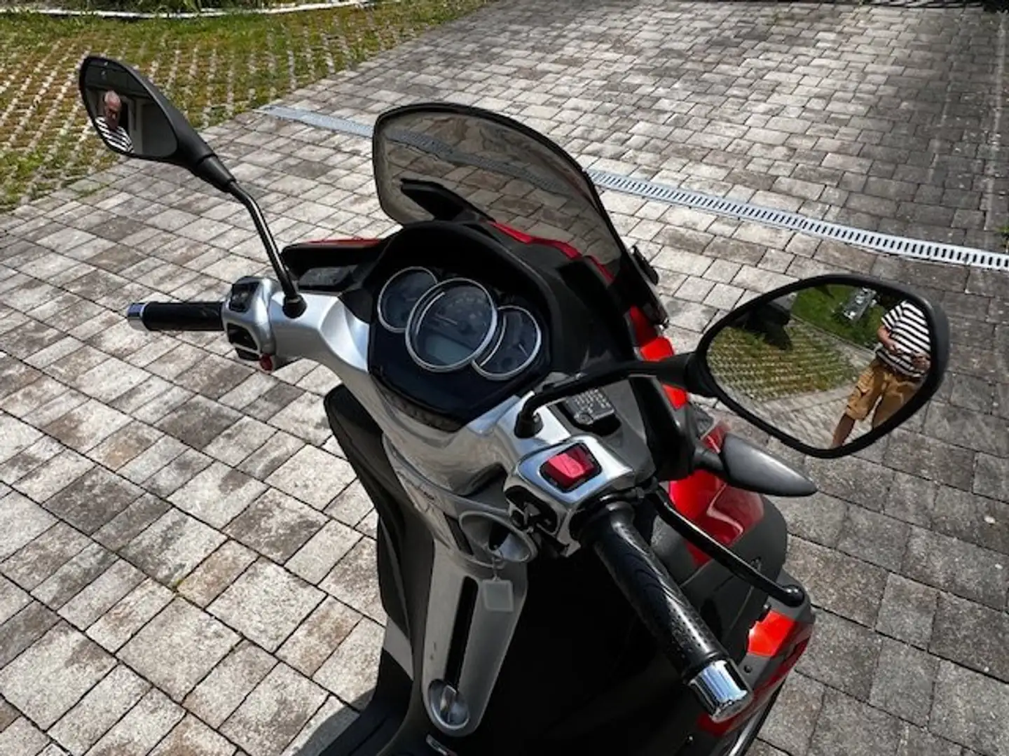 Piaggio MP3 300 Yourban Rood - 2