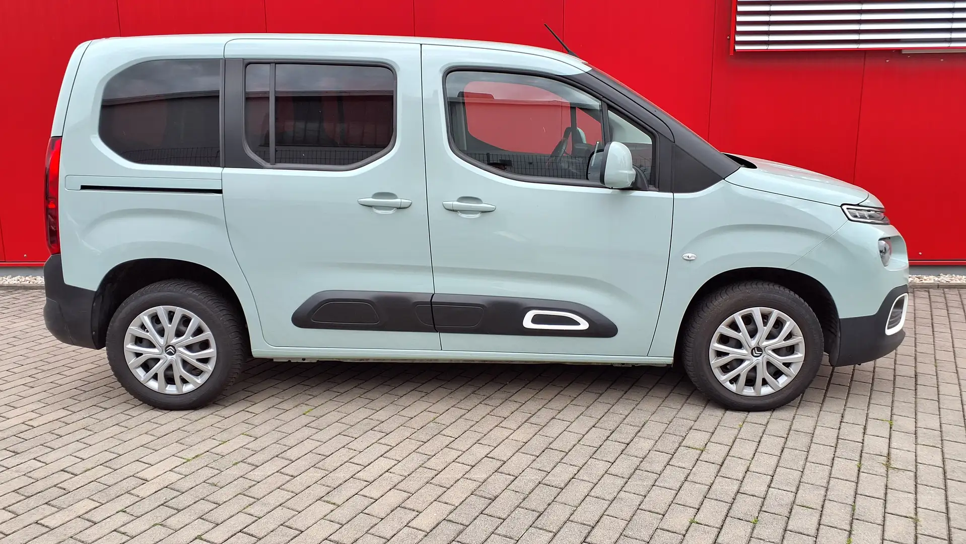 Citroen Berlingo M PureTech 110 FEEL / 7 Sitze / Navi Grün - 2