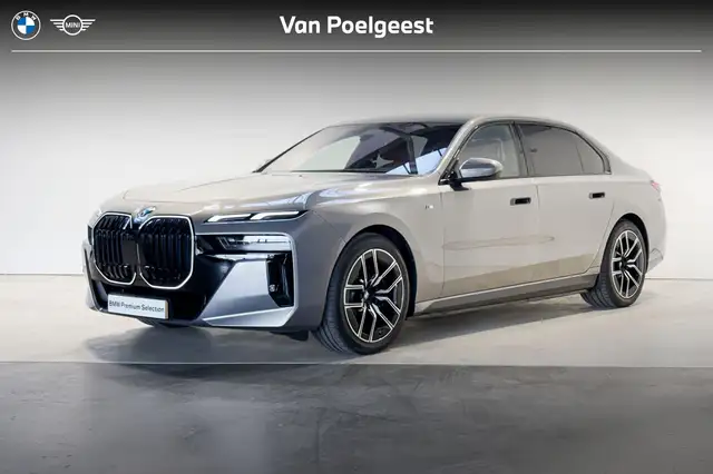 BMW i7