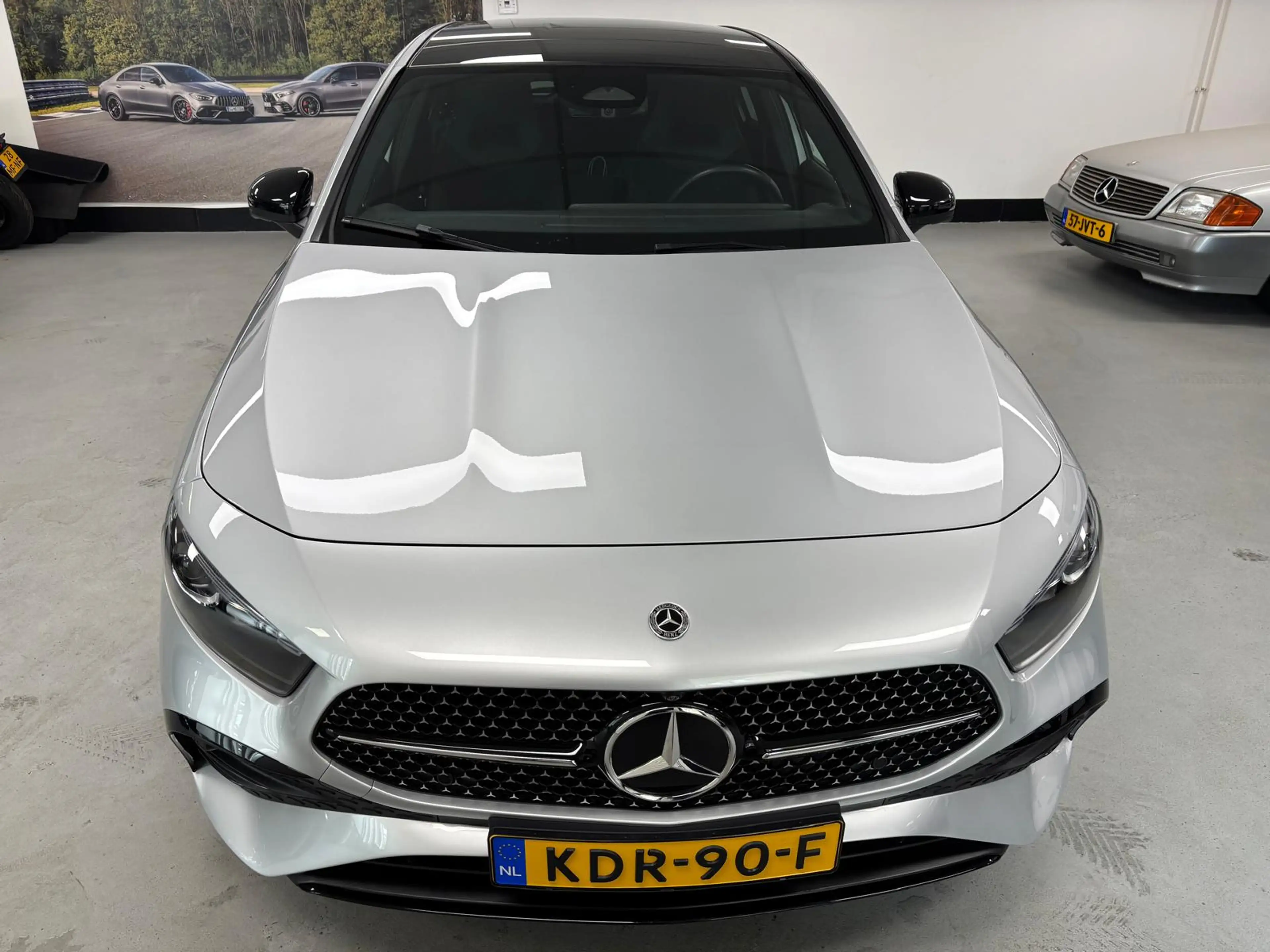 Mercedes-Benz A 250 e AMG Pano Burmester 360 Keyless 19" Dodehoek — photo 9