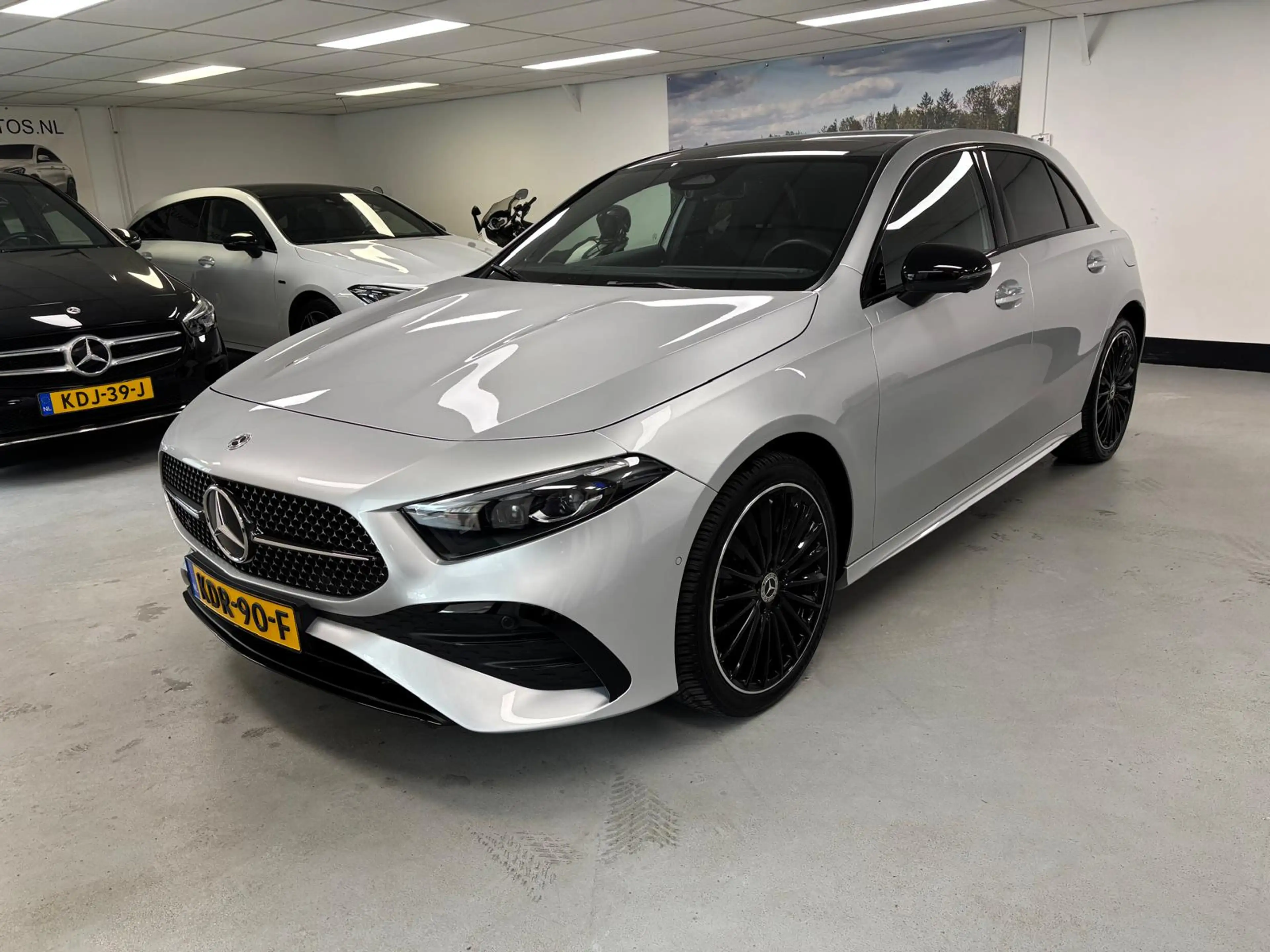 Mercedes-Benz A 250 e AMG Pano Burmester 360 Keyless 19" Dodehoek