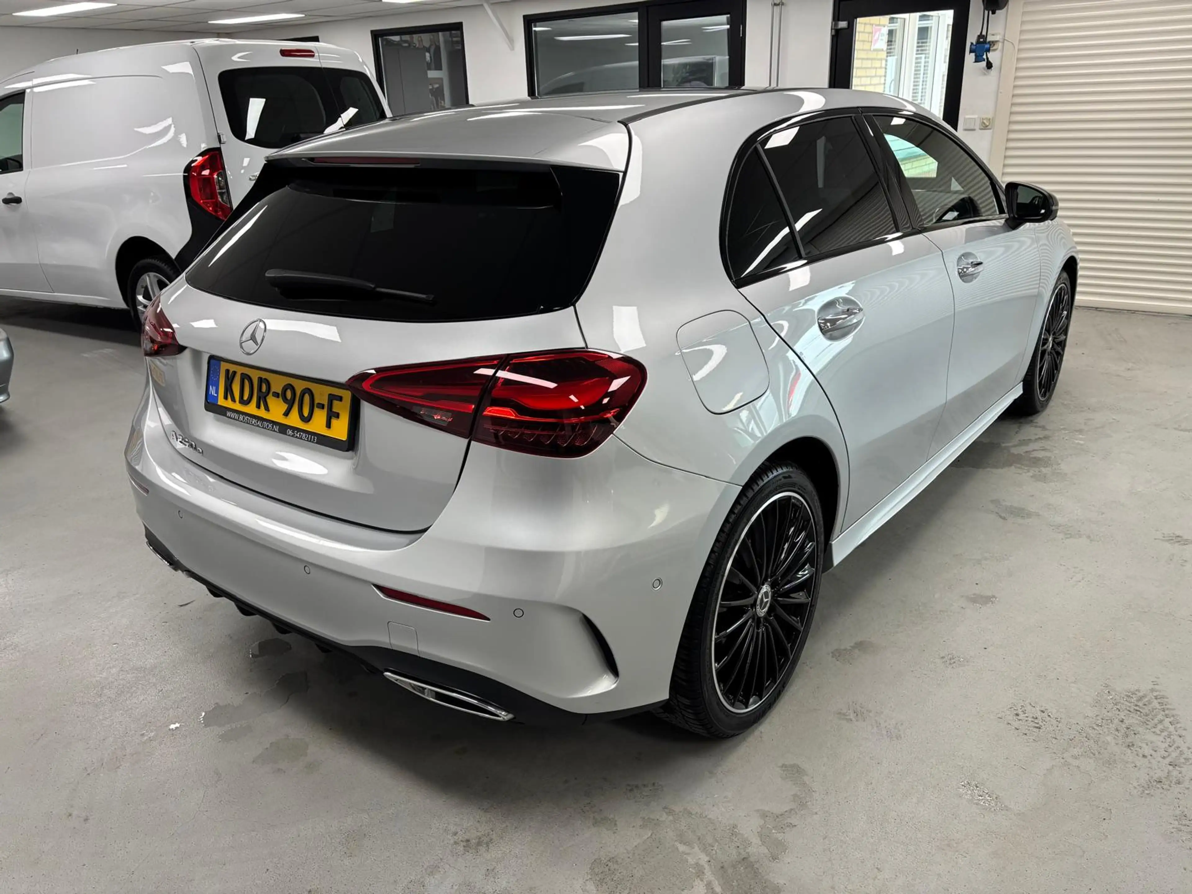 Mercedes-Benz A 250 e AMG Pano Burmester 360 Keyless 19" Dodehoek — photo 6