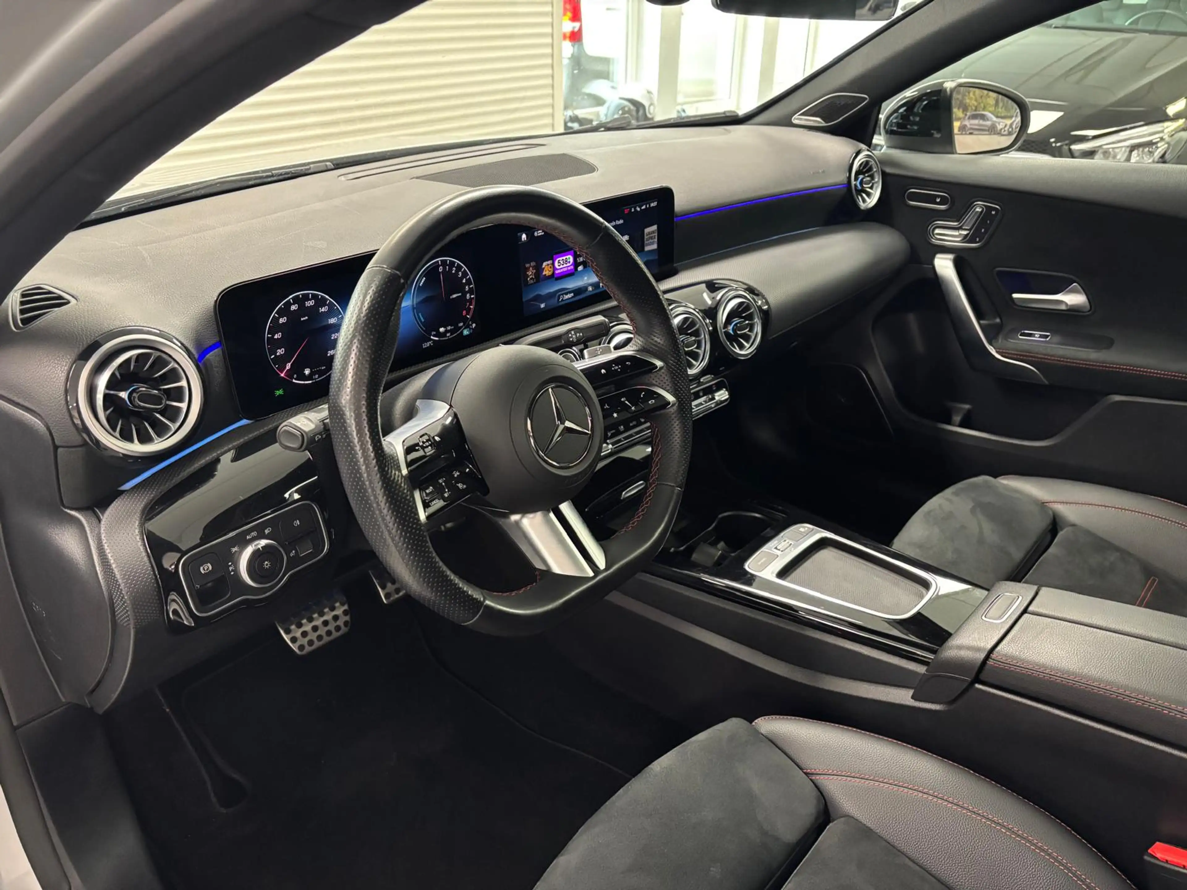 Mercedes-Benz A 250 e AMG Pano Burmester 360 Keyless 19" Dodehoek — photo 2