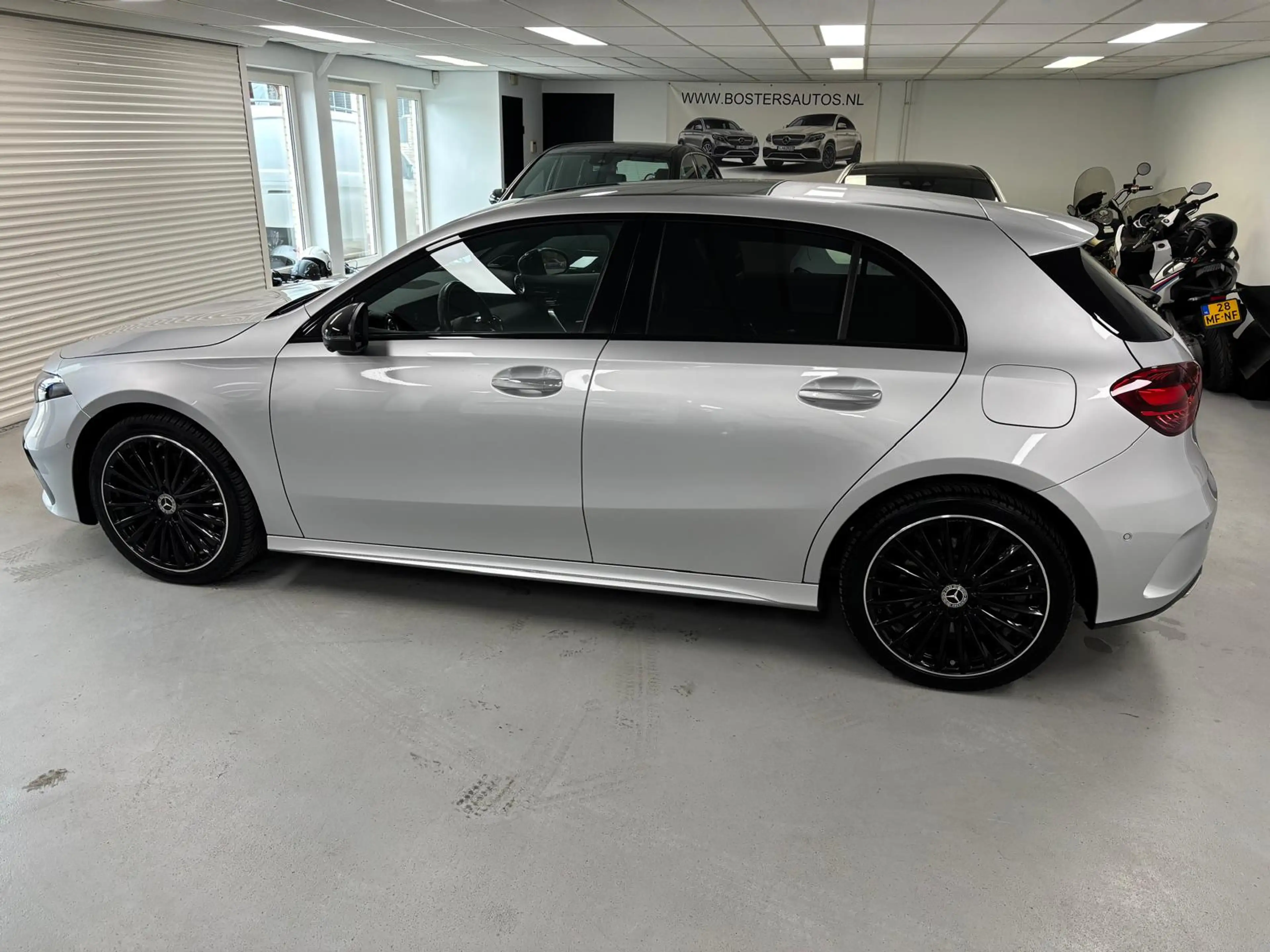 Mercedes-Benz A 250 e AMG Pano Burmester 360 Keyless 19" Dodehoek — photo 4