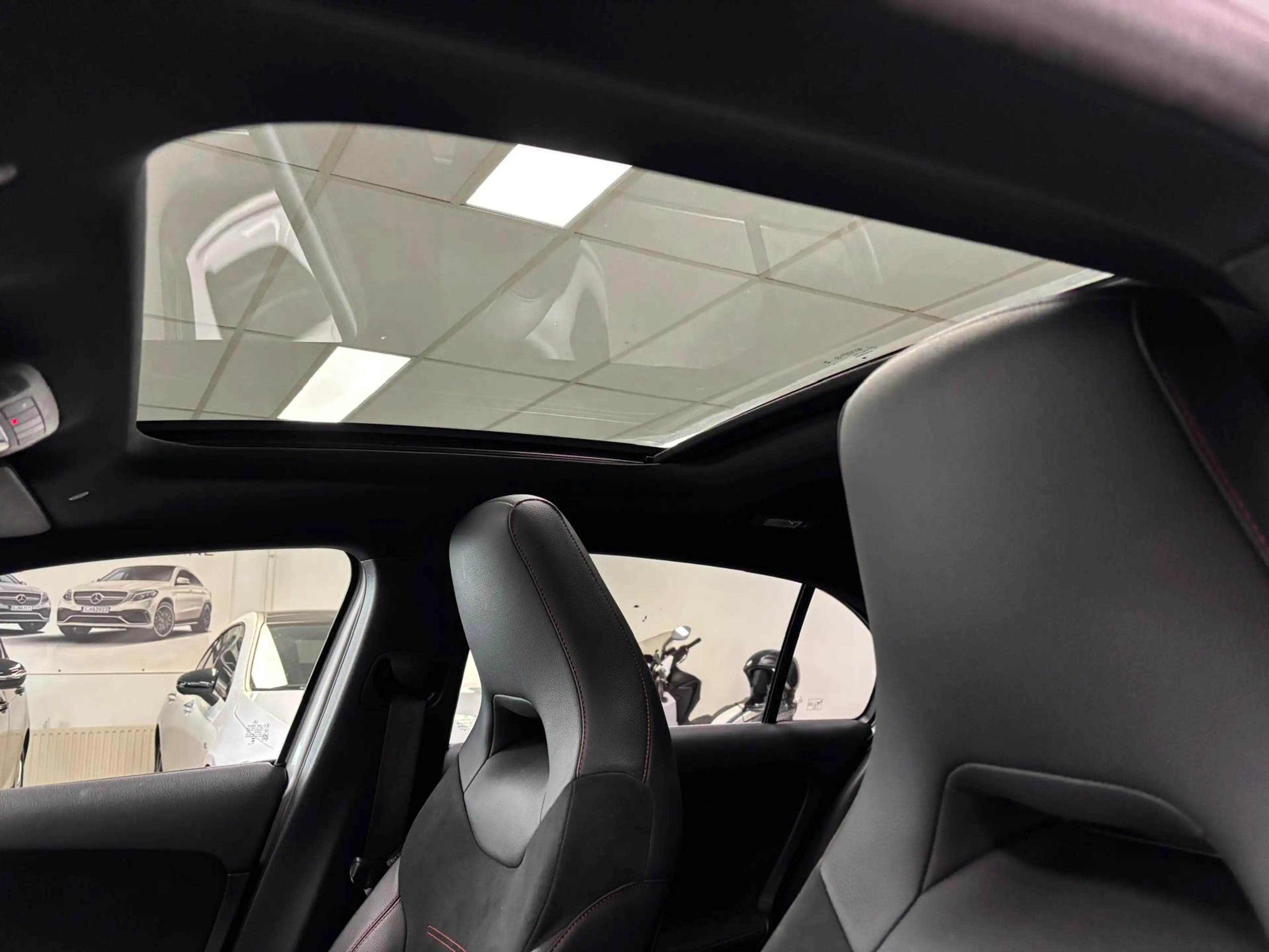 Mercedes-Benz A 250 e AMG Pano Burmester 360 Keyless 19" Dodehoek — photo 19