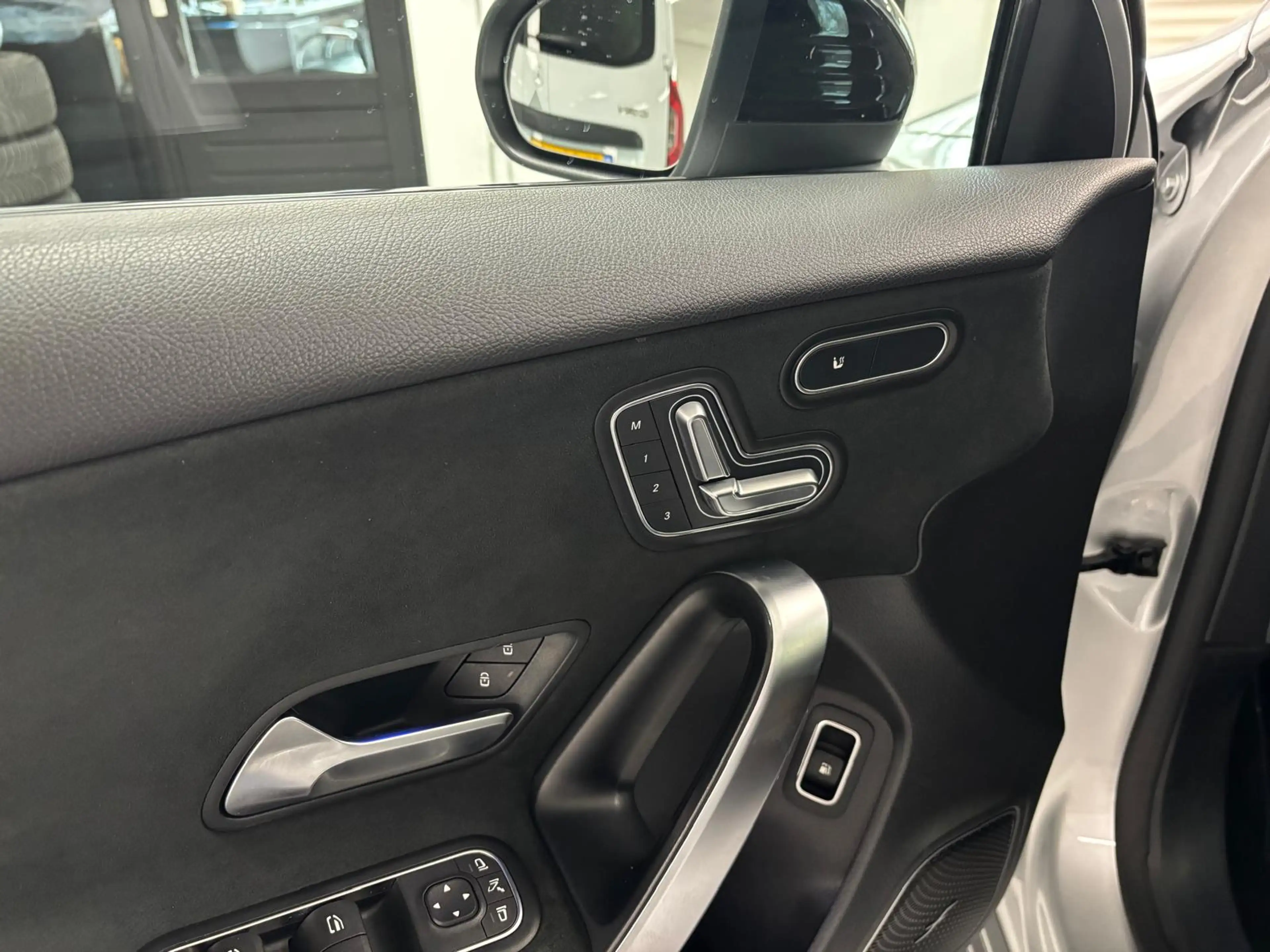 Mercedes-Benz A 250 e AMG Pano Burmester 360 Keyless 19" Dodehoek — photo 11