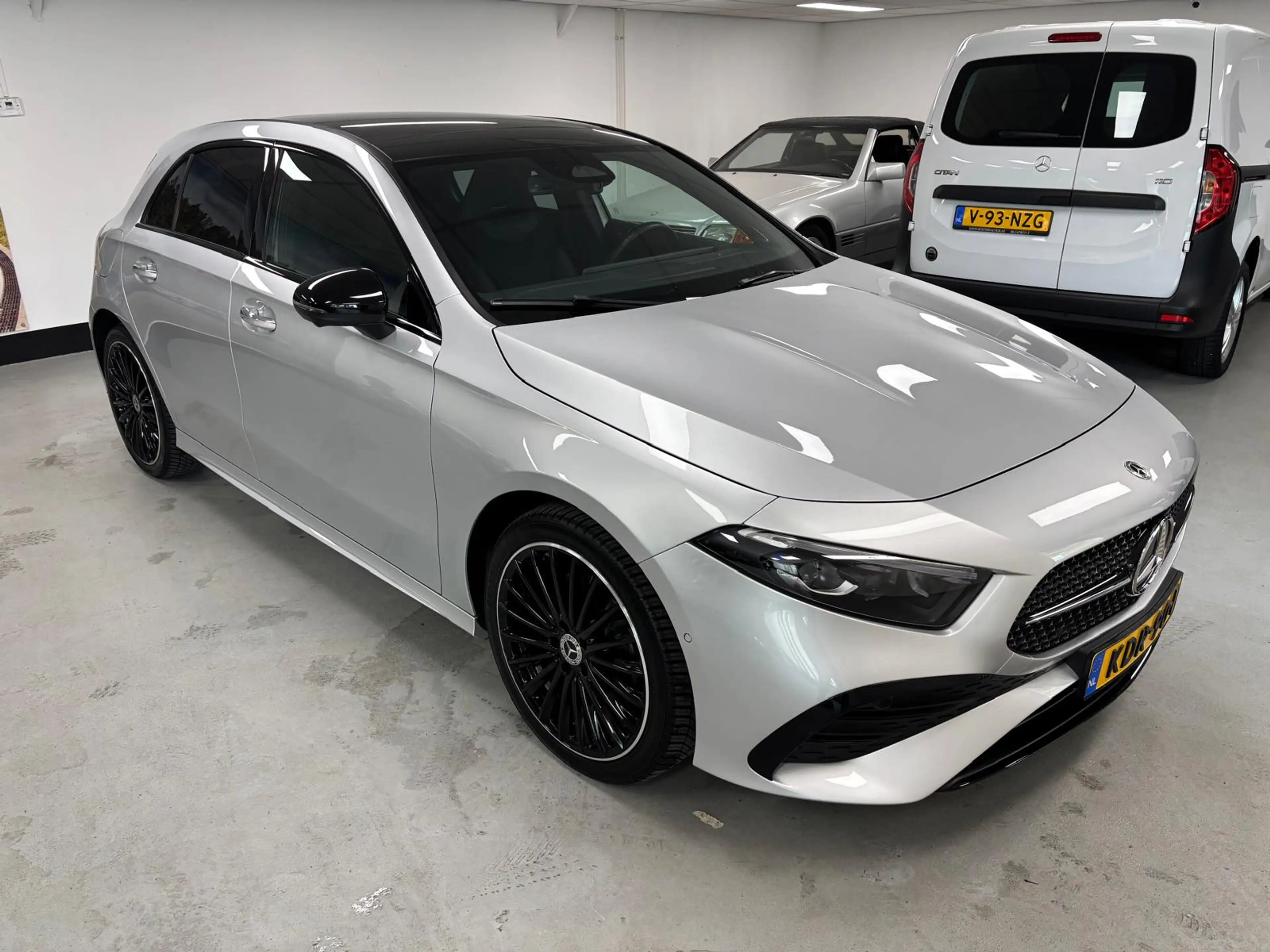 Mercedes-Benz A 250 e AMG Pano Burmester 360 Keyless 19" Dodehoek — photo 8