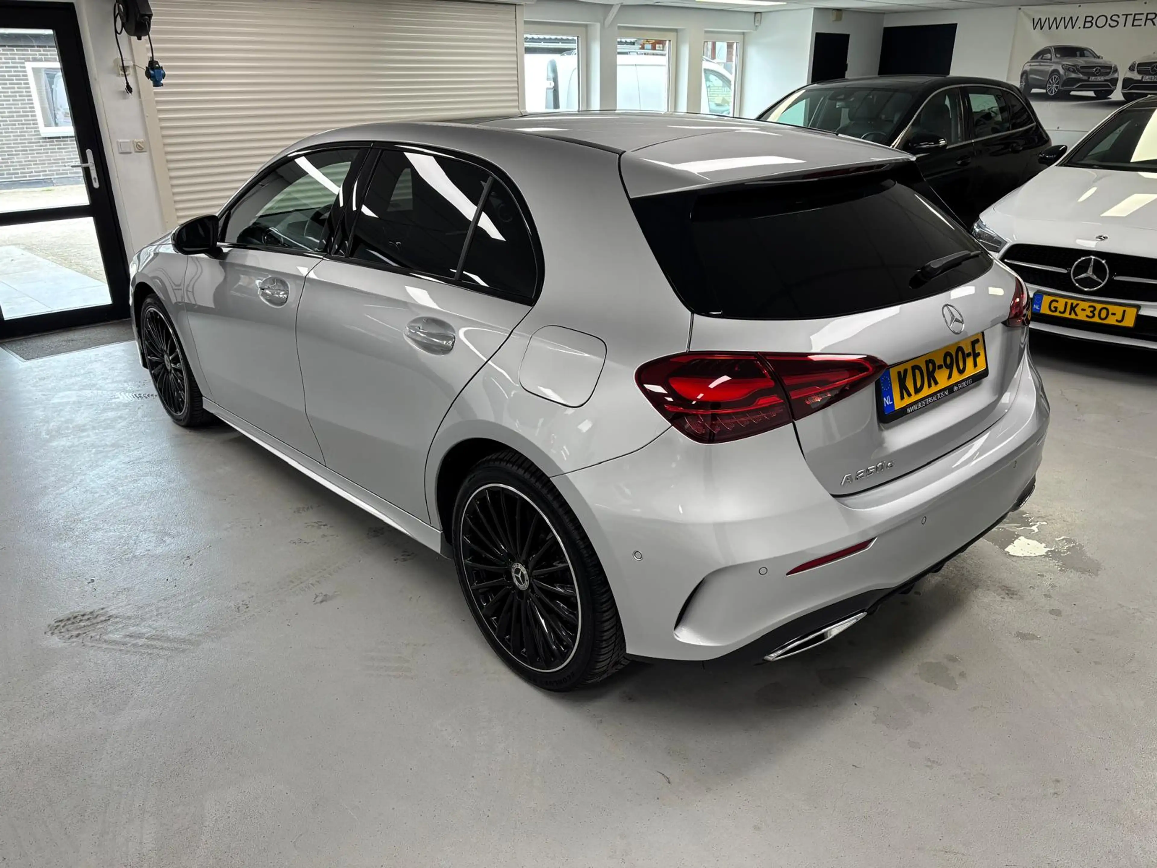 Mercedes-Benz A 250 e AMG Pano Burmester 360 Keyless 19" Dodehoek — photo 3