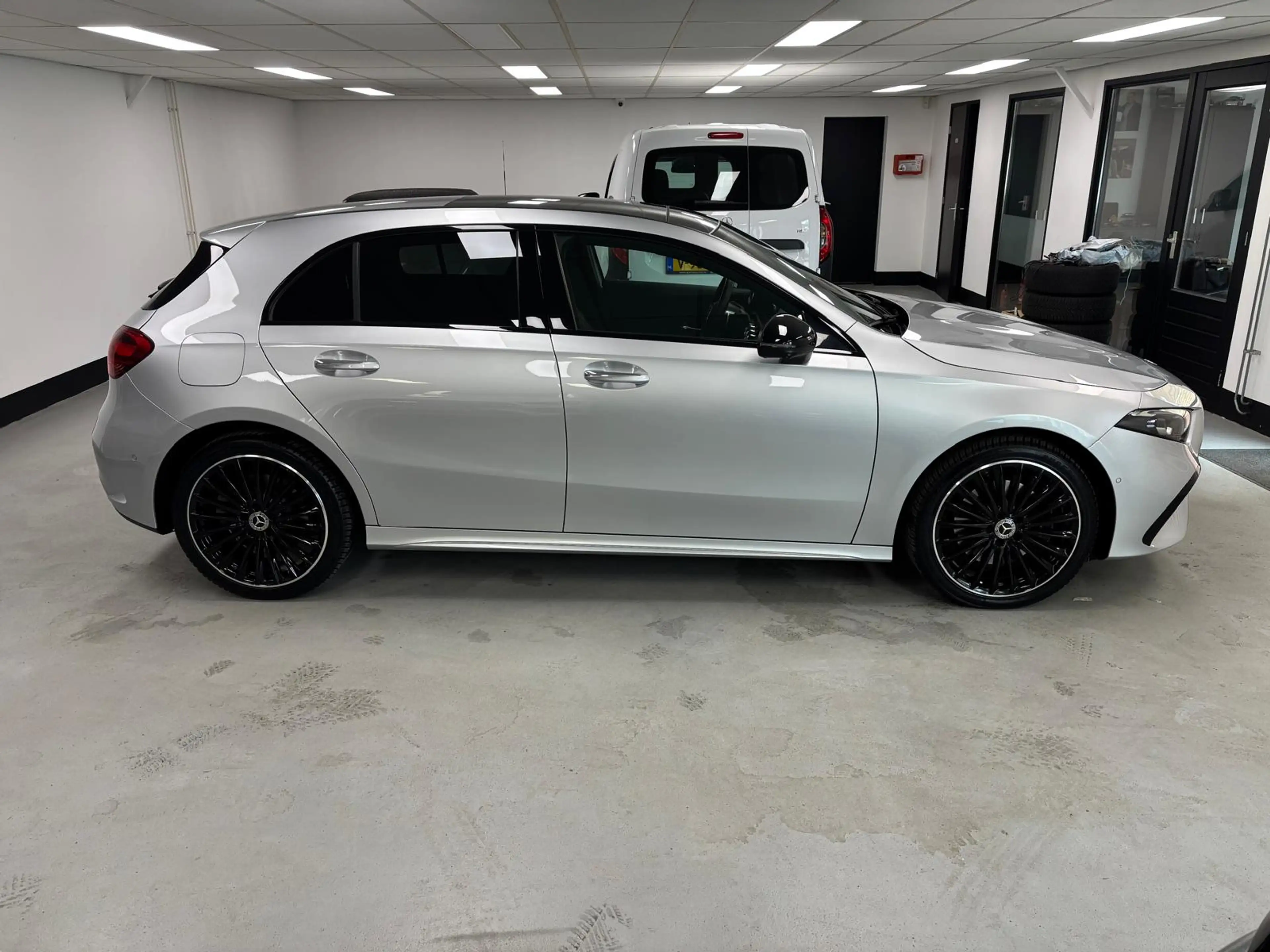 Mercedes-Benz A 250 e AMG Pano Burmester 360 Keyless 19" Dodehoek — photo 7