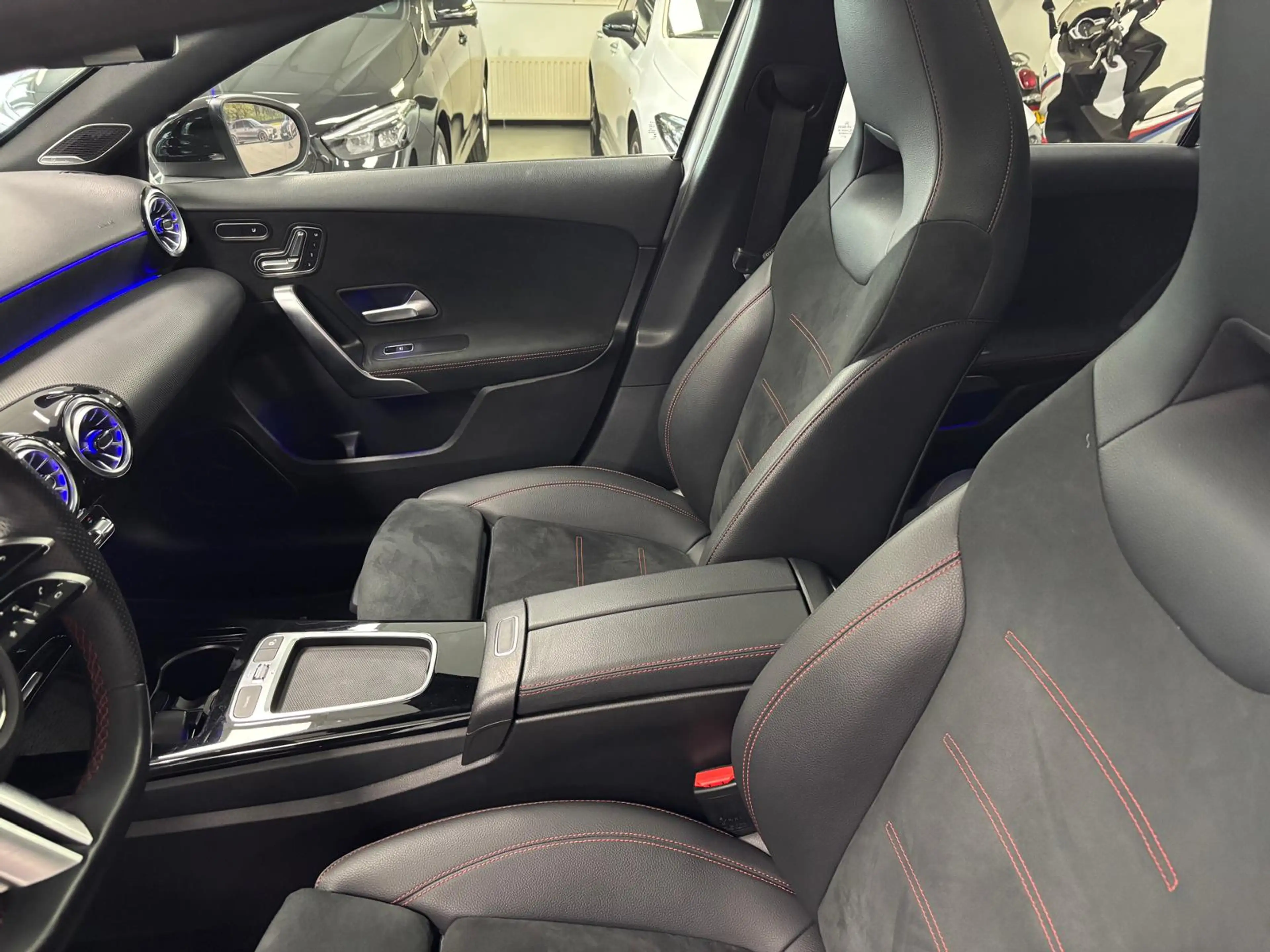 Mercedes-Benz A 250 e AMG Pano Burmester 360 Keyless 19" Dodehoek — photo 20