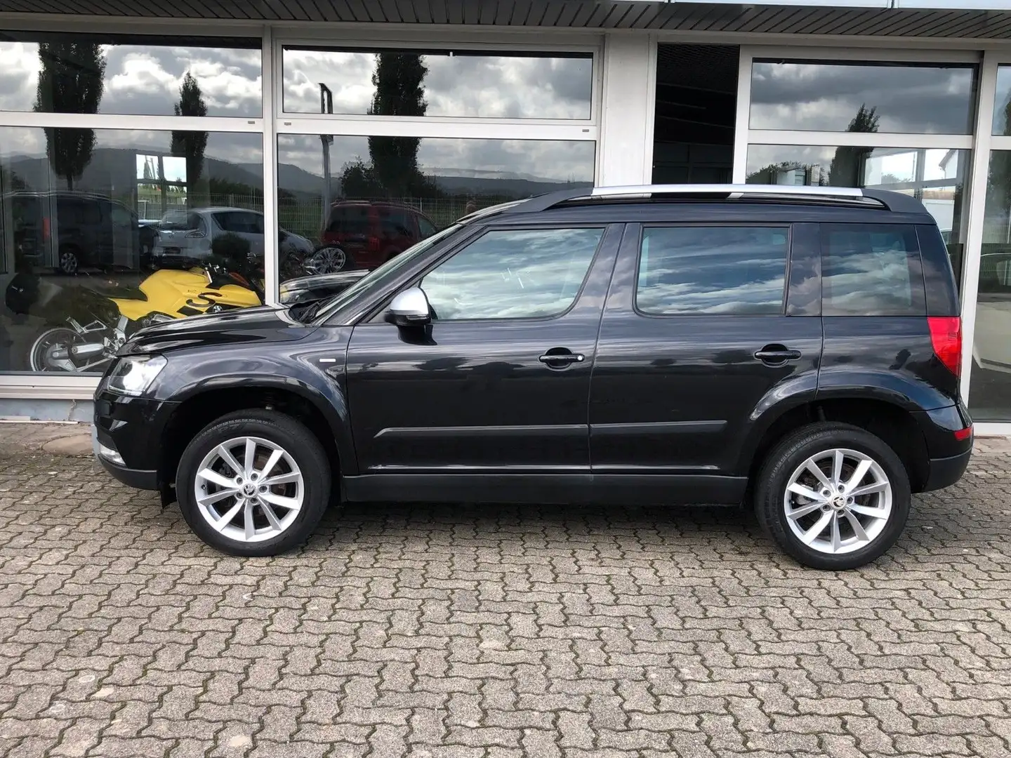 Skoda Yeti 1.4 TSI Ambition Outdoor 4x4 DSG Xenon AHK Schwarz - 2
