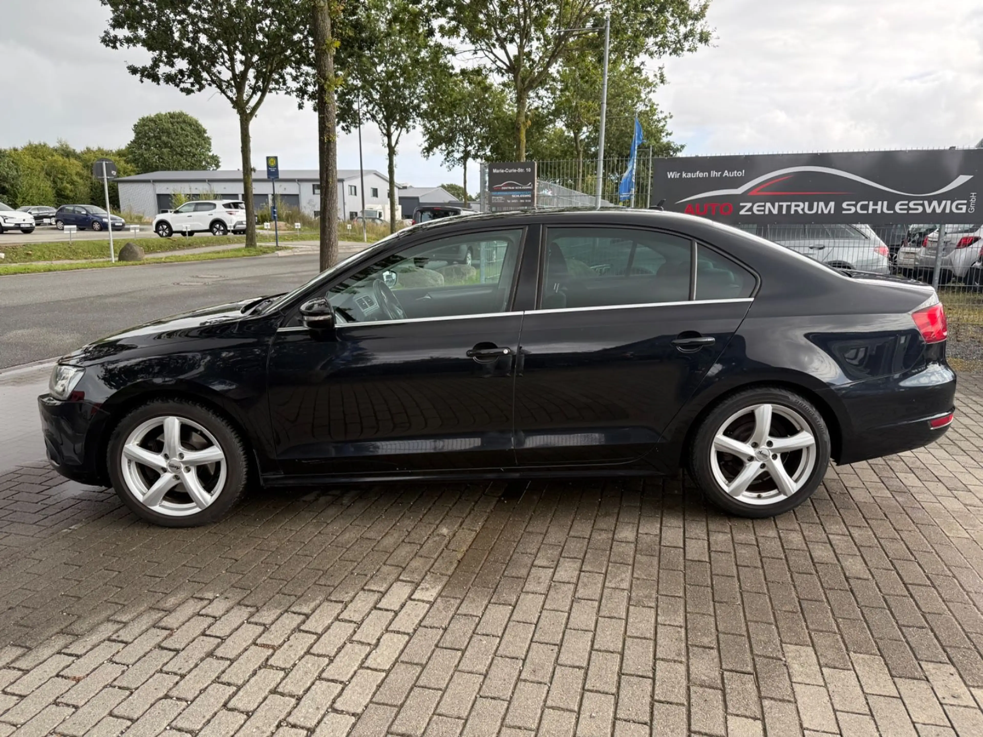Volkswagen Jetta VI 2.0 TSI Highline Xenon Temp Klimaauto — photo 8