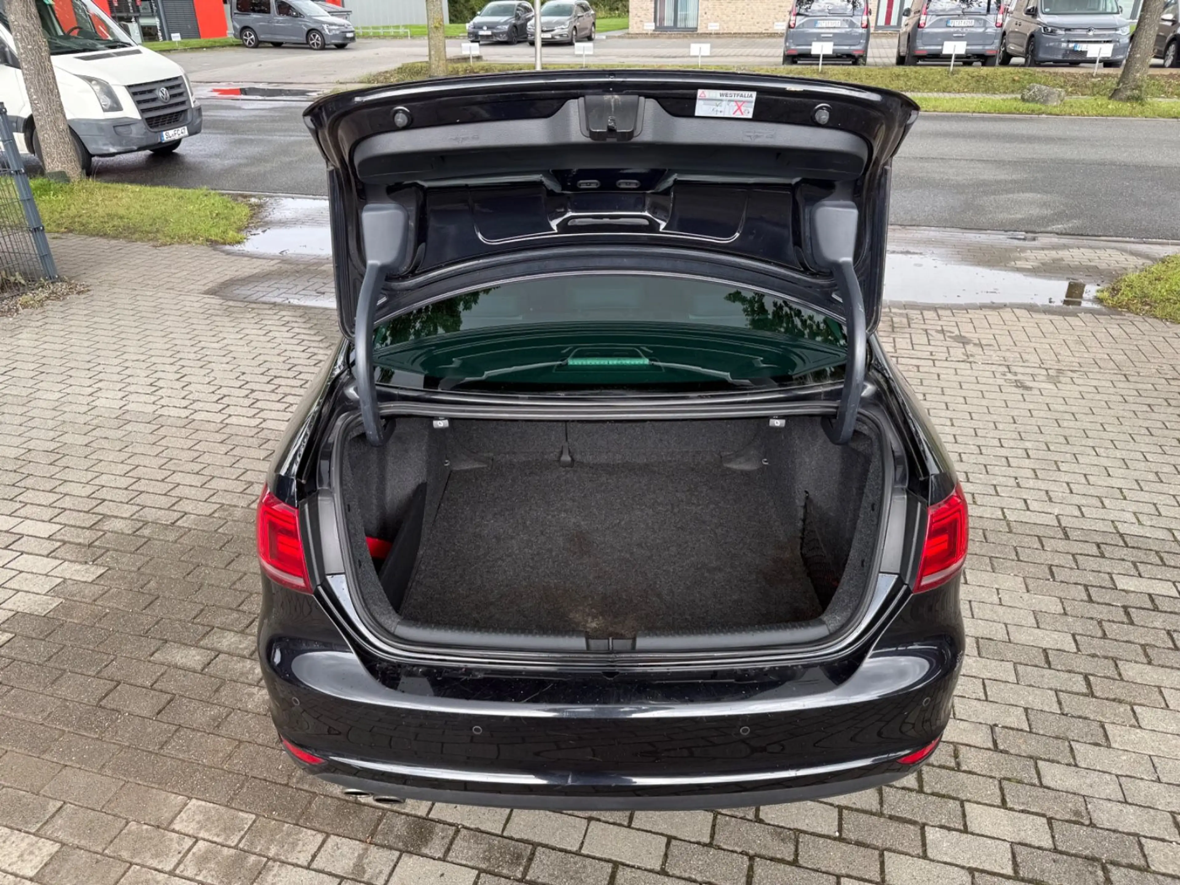 Volkswagen Jetta VI 2.0 TSI Highline Xenon Temp Klimaauto — photo 9