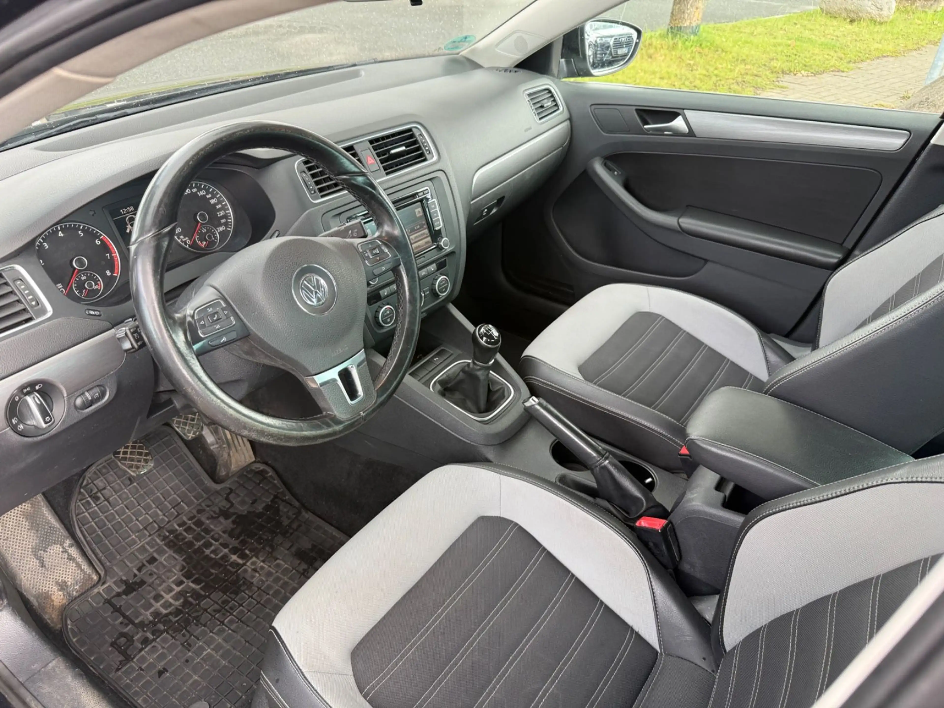 Volkswagen Jetta VI 2.0 TSI Highline Xenon Temp Klimaauto — photo 11