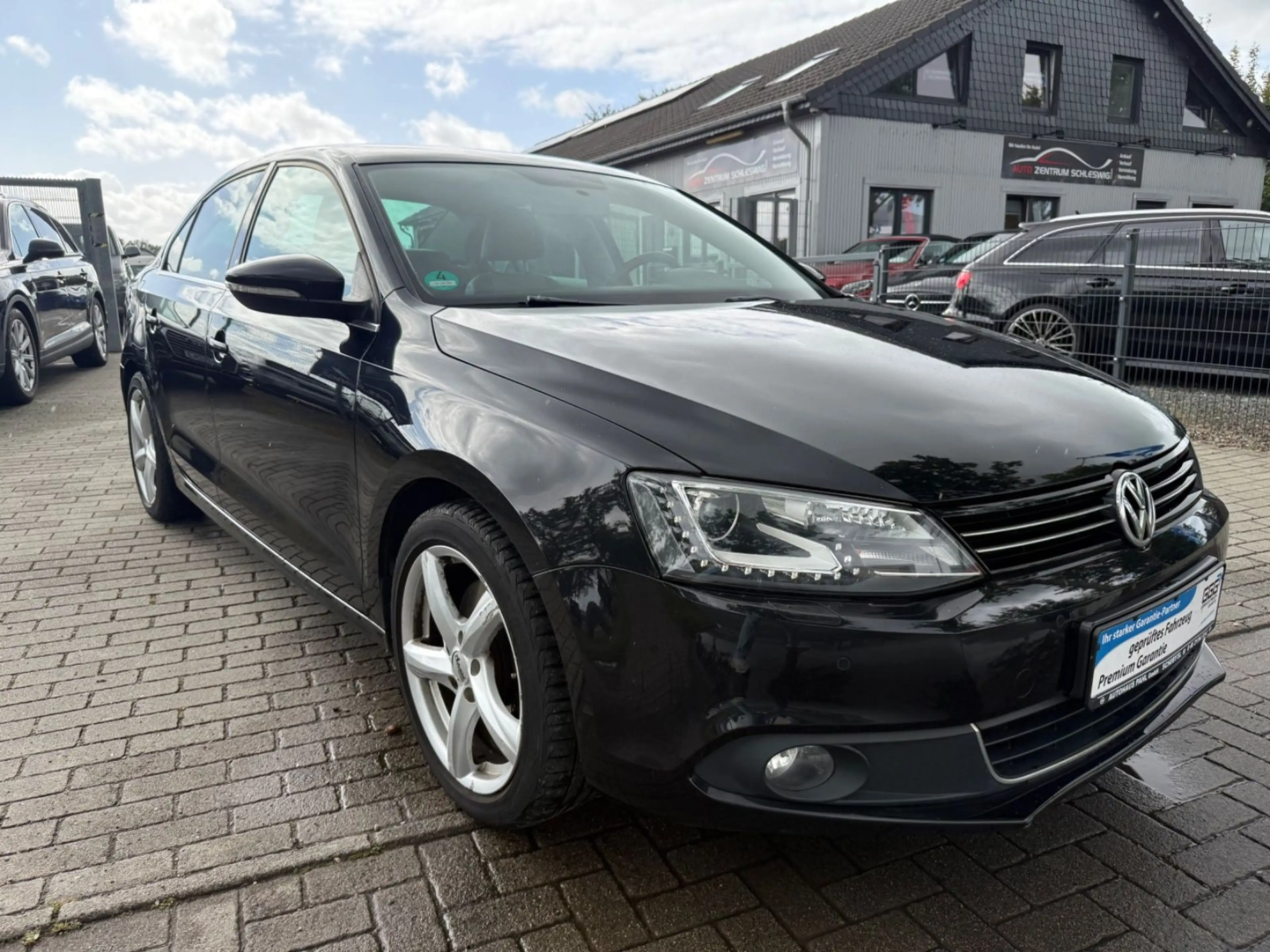 Volkswagen Jetta VI 2.0 TSI Highline Xenon Temp Klimaauto — photo 3