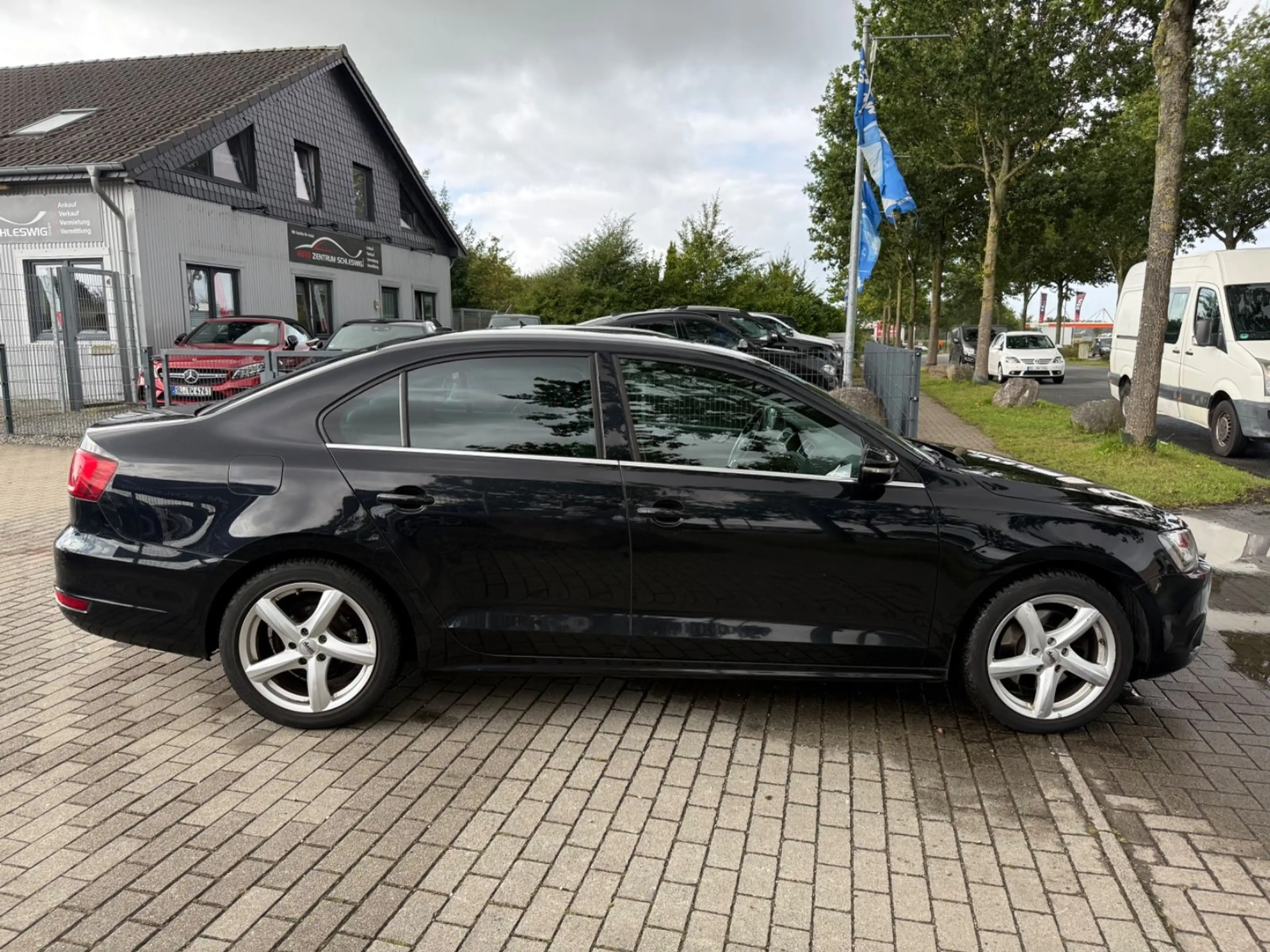 Volkswagen Jetta VI 2.0 TSI Highline Xenon Temp Klimaauto — photo 4