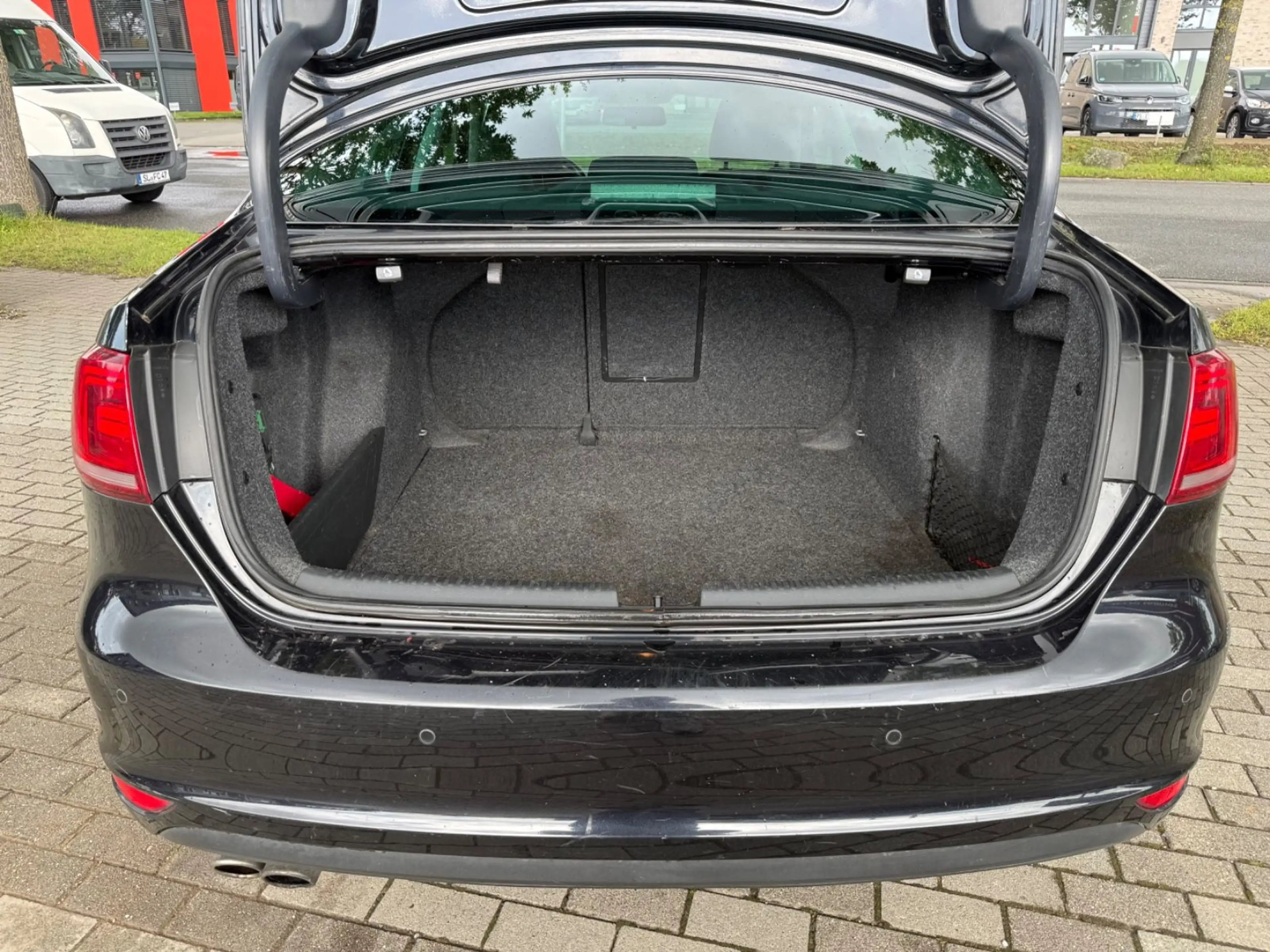 Volkswagen Jetta VI 2.0 TSI Highline Xenon Temp Klimaauto — photo 10