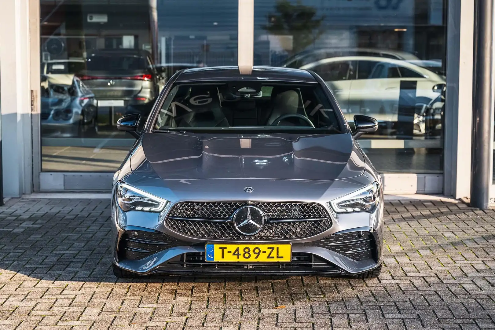 Mercedes-Benz CLA 180 AMG Line Nightpakket | Facelift | Panoramadak | Ad Grijs - 2