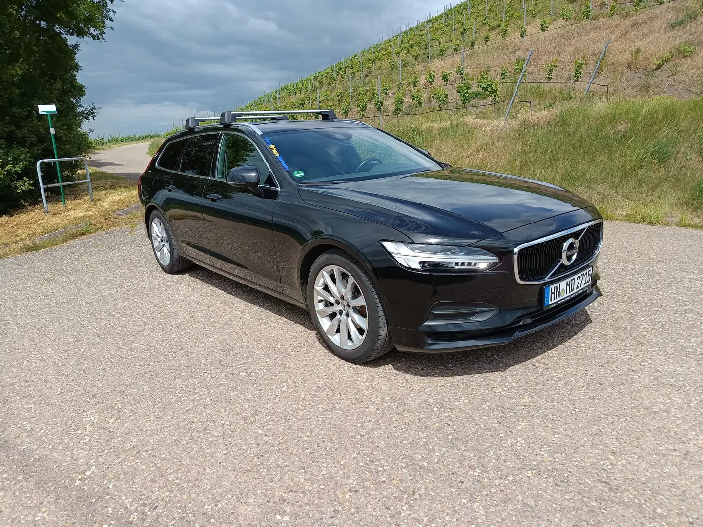 Volvo V90 D4 Momentum Schwarz - 2
