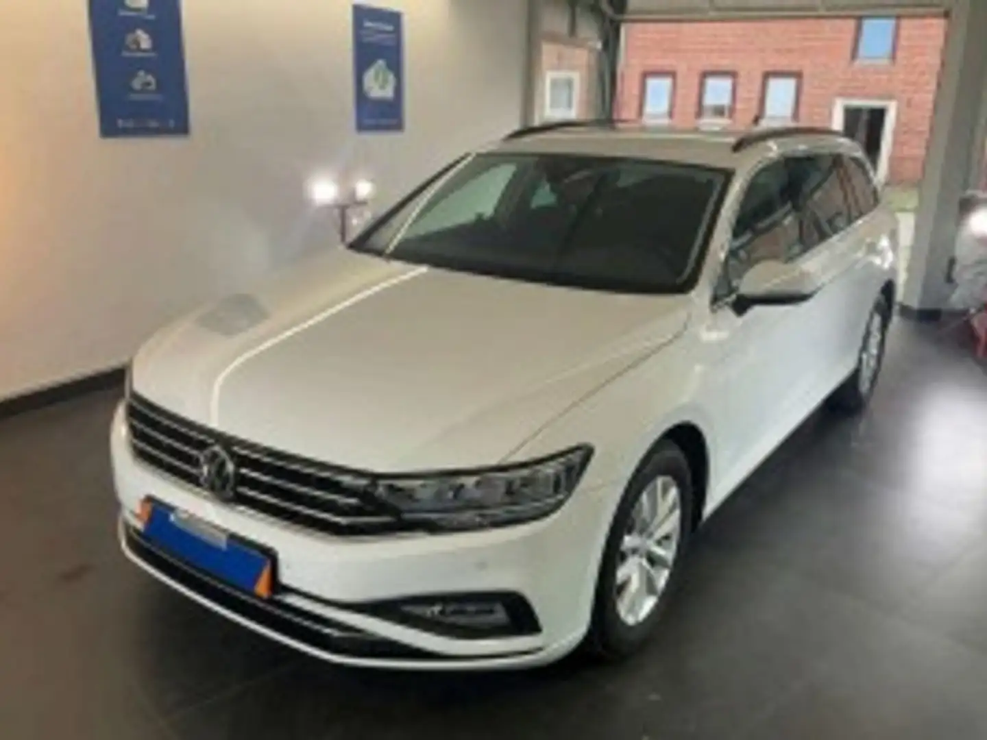 Volkswagen Passat Variant 1,5 TSI DSG Business AHK Navi Weiß - 2