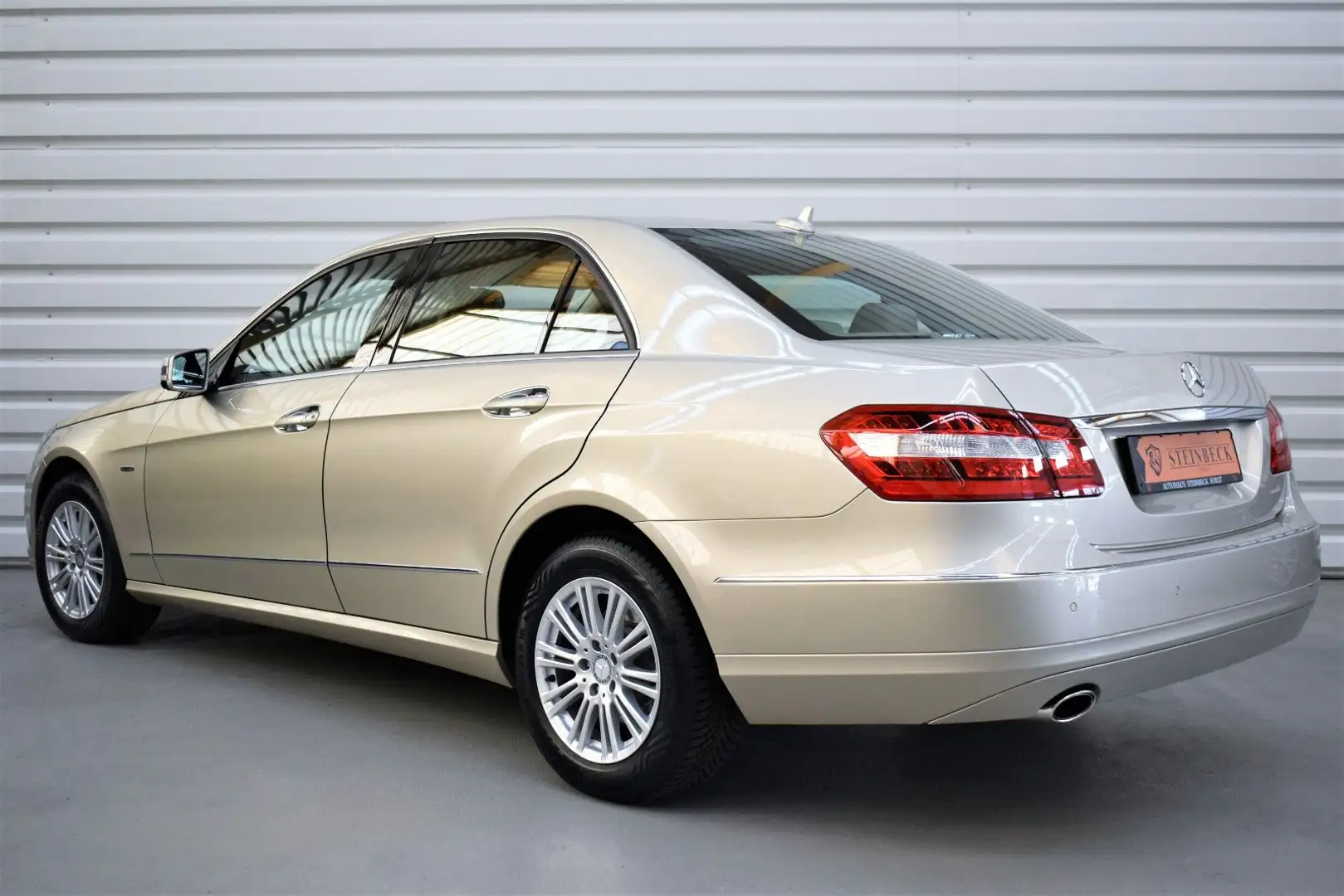 Mercedes-Benz E 200 E200 CGI Elegance+Tempomat+PDC+SHZ+Nur 36.500KM Béžová - 2