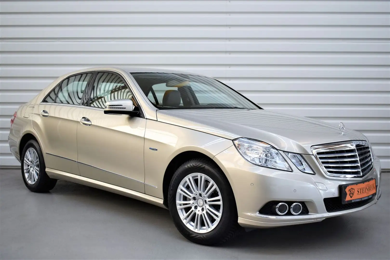 Mercedes-Benz E 200 E200 CGI Elegance+Tempomat+PDC+SHZ+Nur 36.500KM Béžová - 1