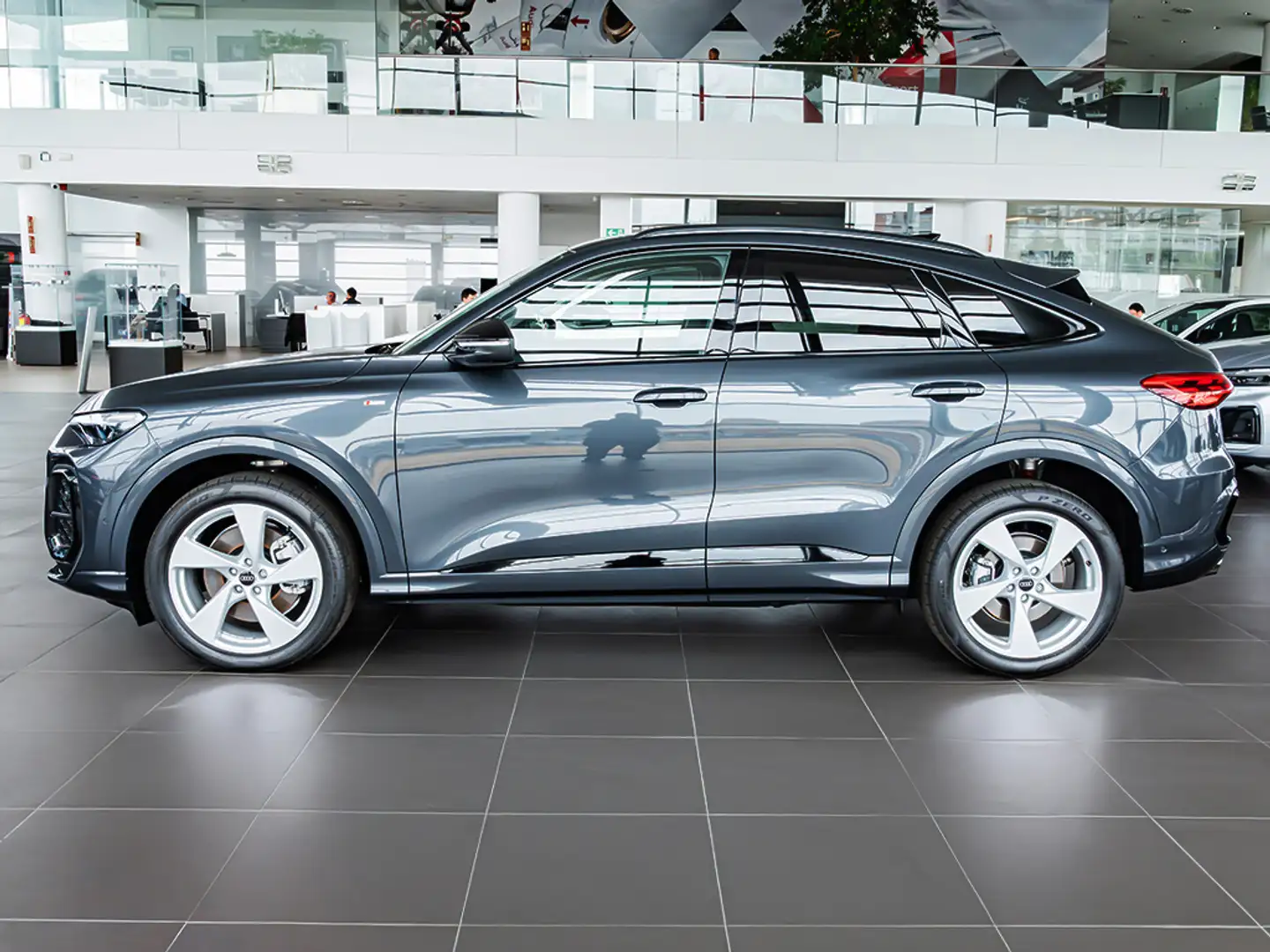 Audi Q5 Sportback 2.0TDI quattro Black line S tronic 150kW Grijs - 2