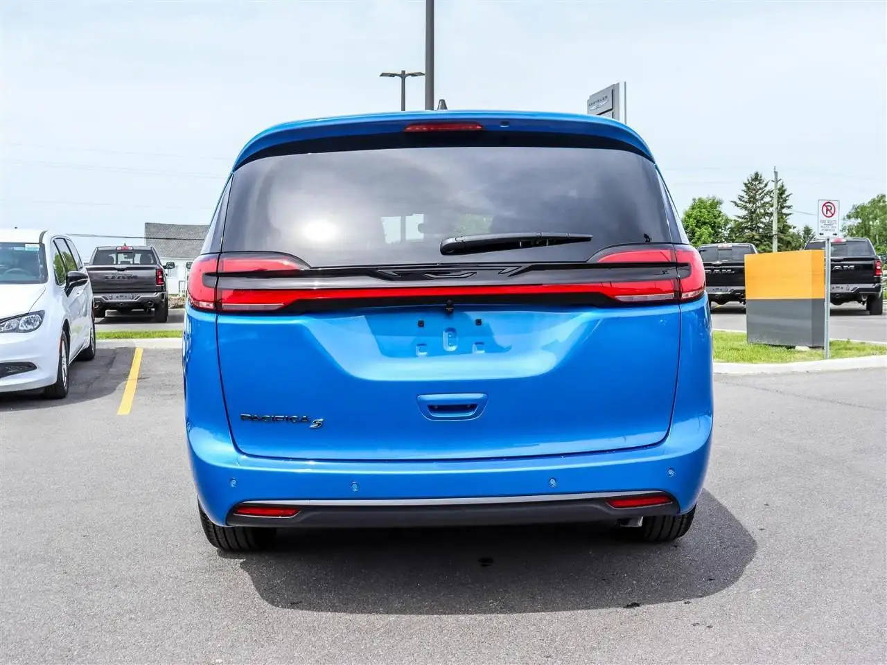 Chrysler Pacifica снимка Chrysler Pacifica