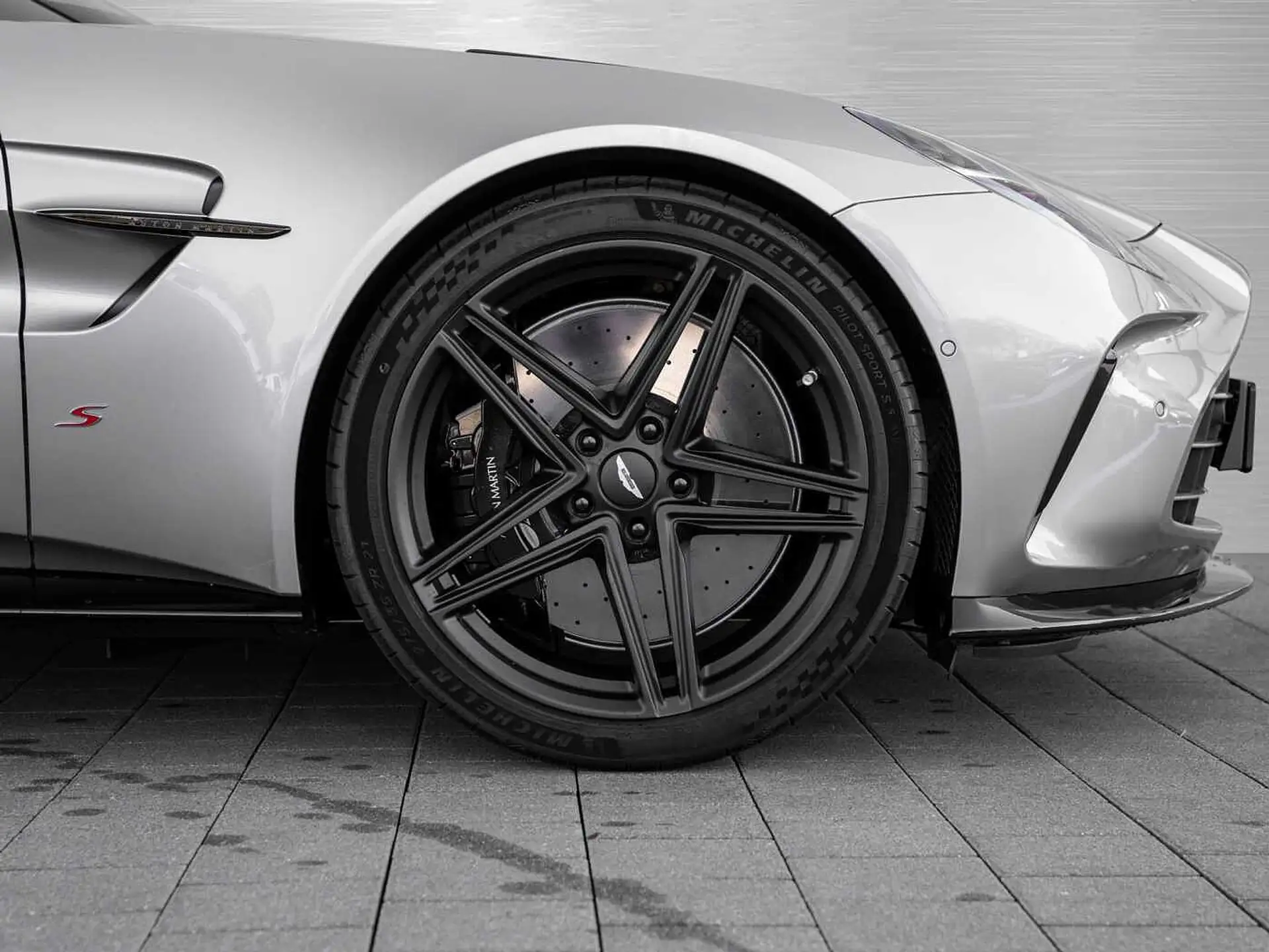 애스턴마틴 밴티지 V8 Coupe 2026 은색 사진 3