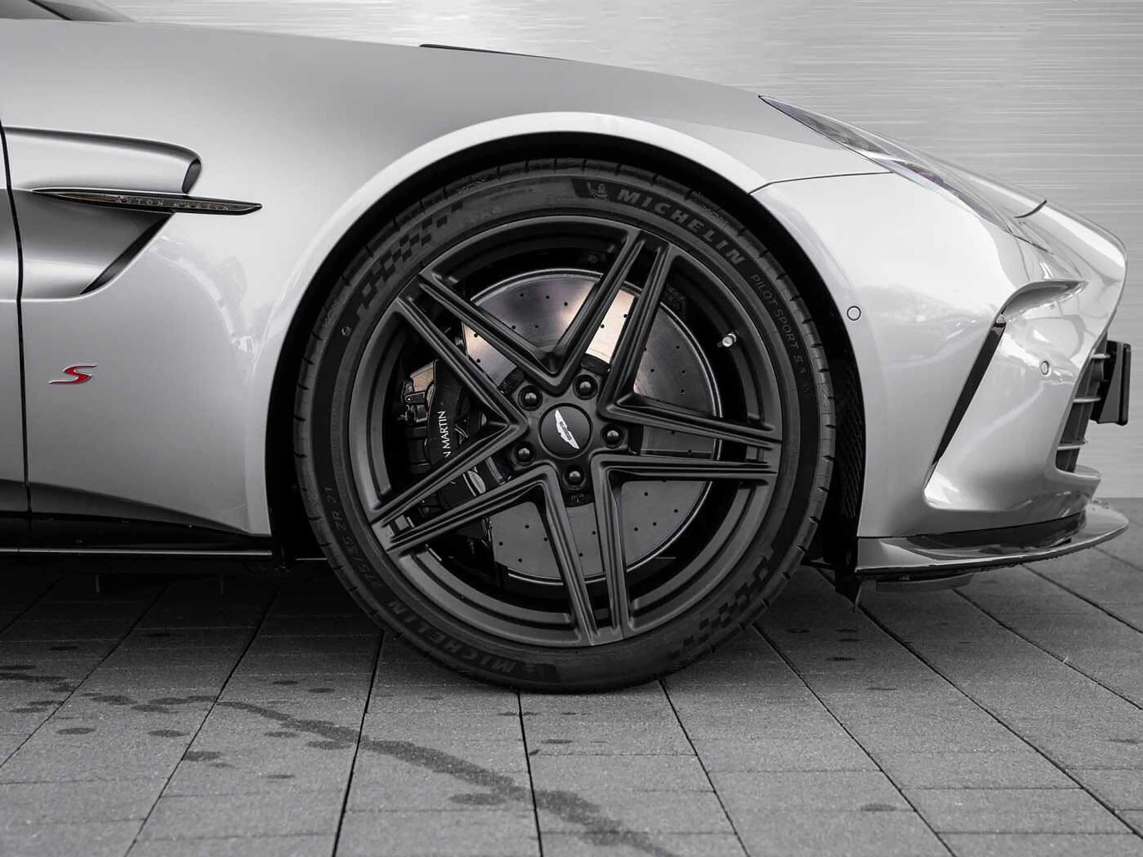 Aston Martin V8 Vantage S — photo 4