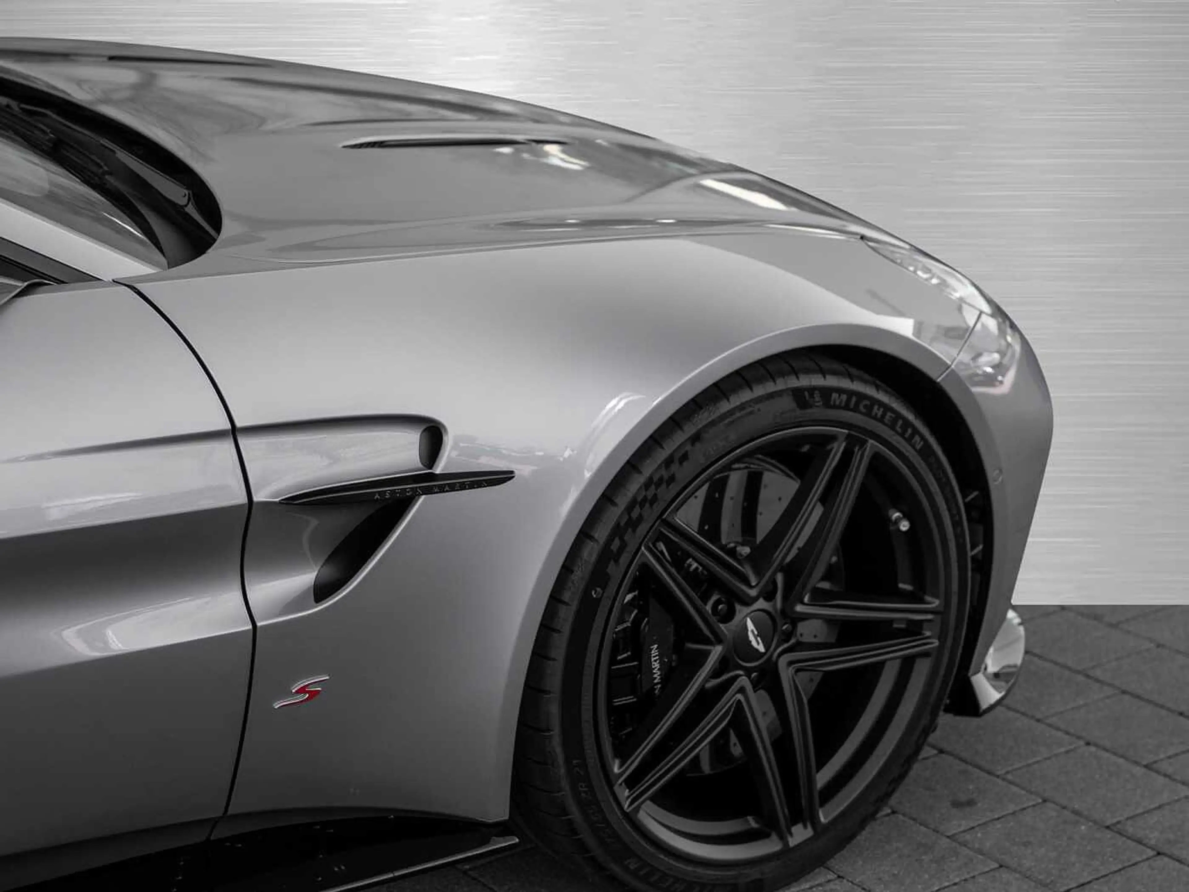 Aston Martin V8 Vantage S — photo 9