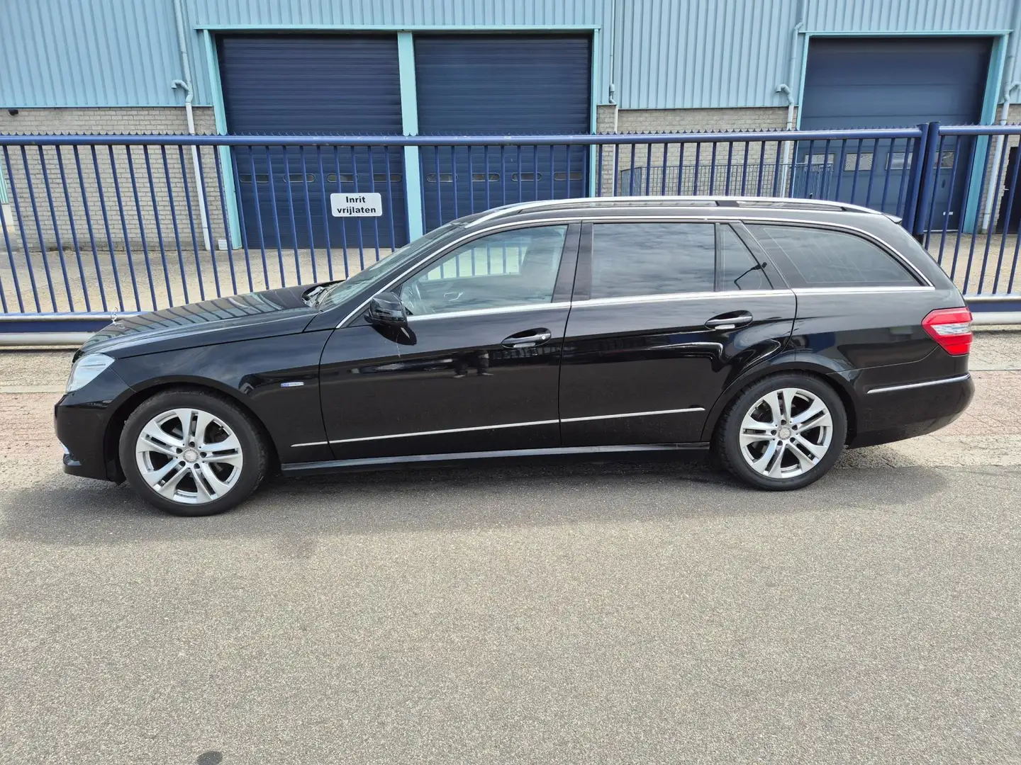 Mercedes-Benz E 200 Estate CGI AUT. *CLIMA*CV*17 INCH Schwarz - 2