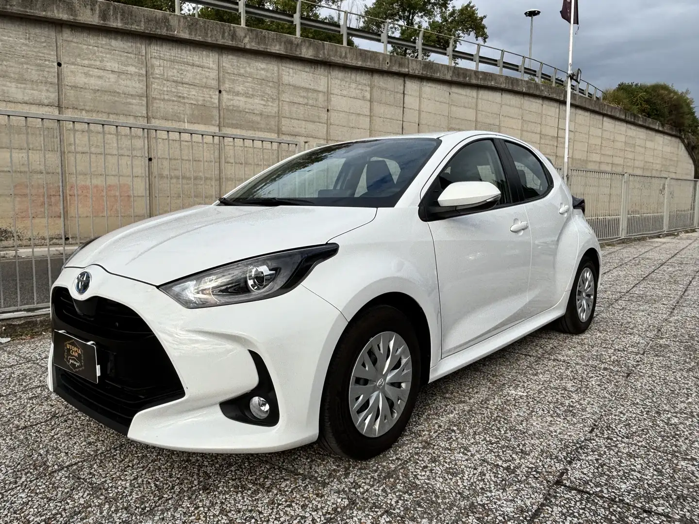 Toyota Yaris 1.5h Active FULL HYBRID PREZZO REALE Weiß - 2