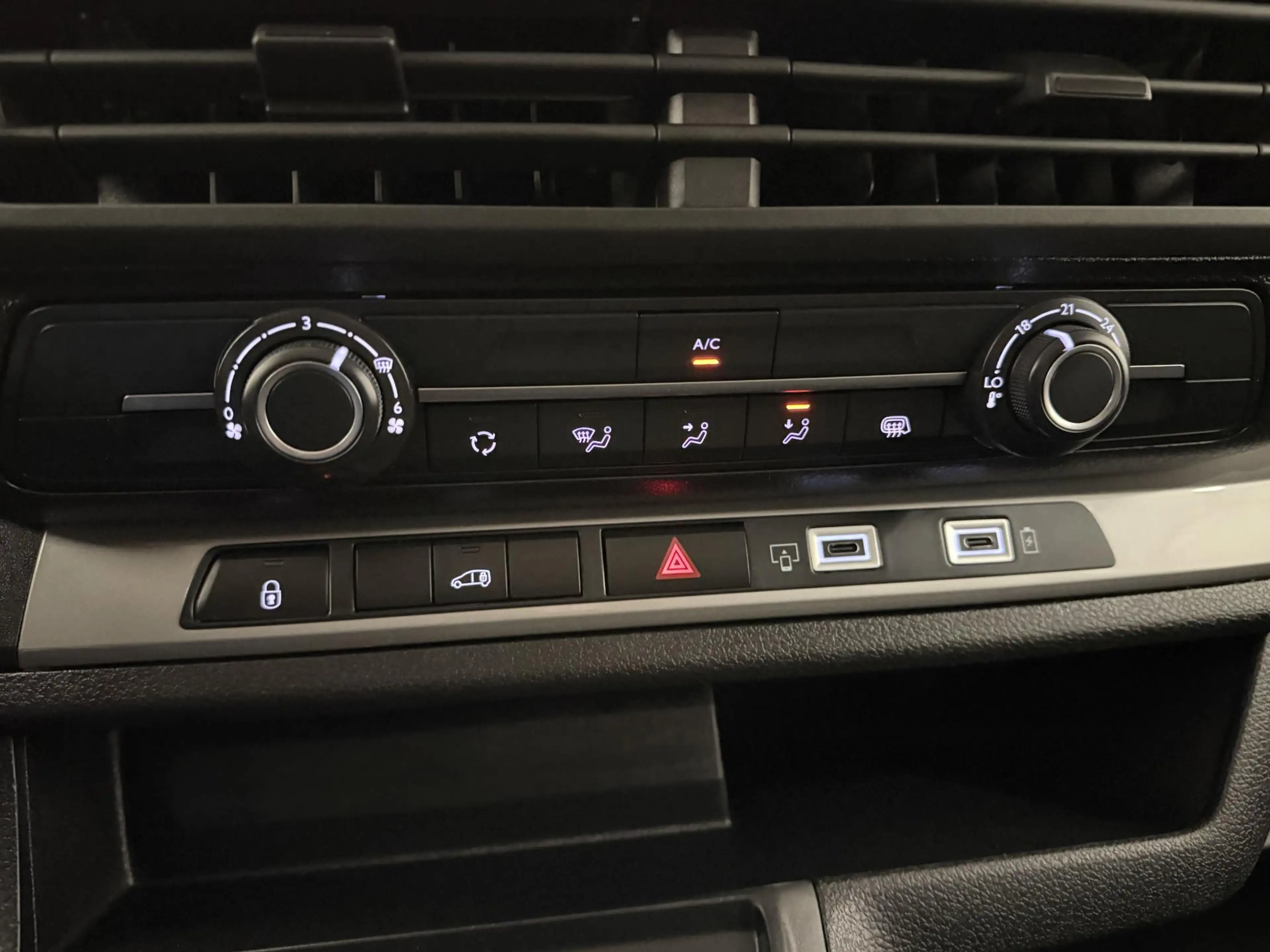 Peugeot e-Expert EV L2 50 kWh | Navigatie | Airco | Parkeersensoren — photo 11