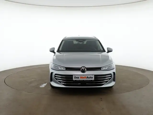 Volkswagen Passat view 3