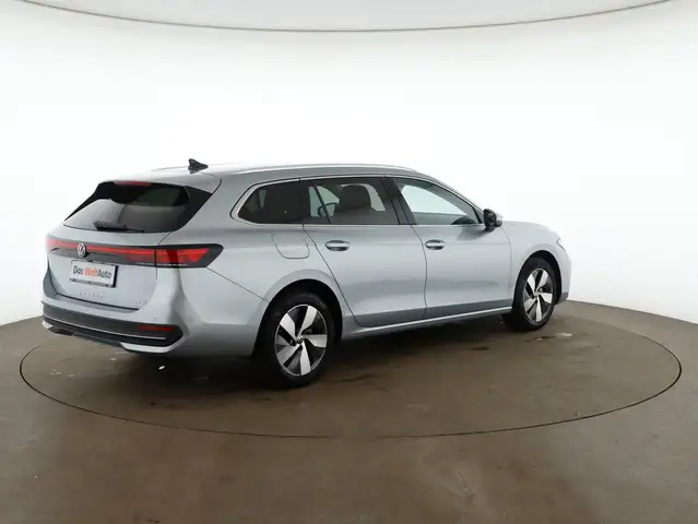 Volkswagen Passat view 4