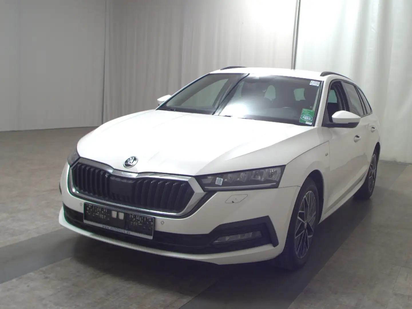 Skoda Octavia Kombi 2.0 TDI Clever Navi vc LED AHK RfK Wit - 2