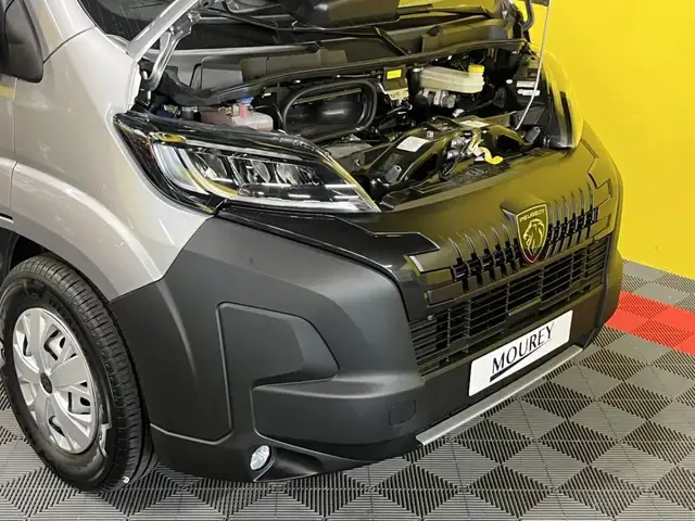Peugeot Boxer view 3