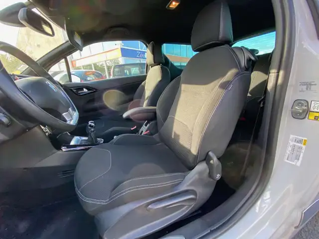 DS Automobiles DS 3 view 5